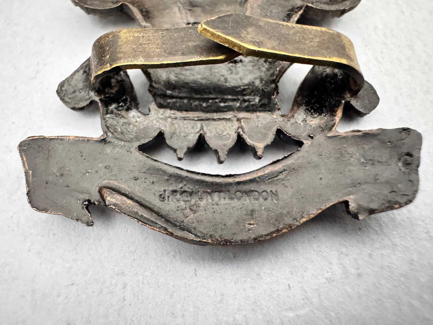 WW2 British Army The Welch (Welsh) Regiment Officer's Cap Badge GAUNT