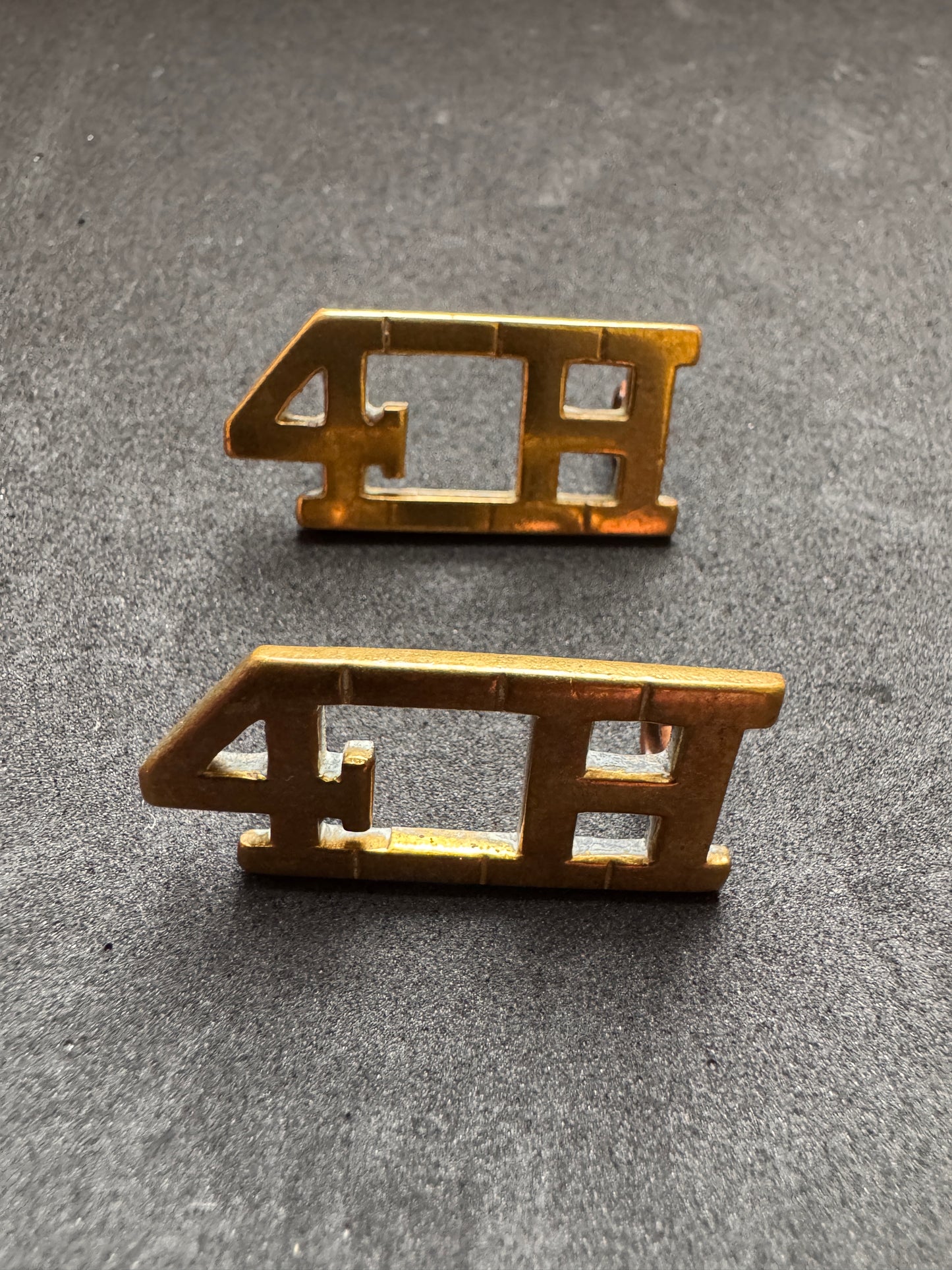 Photo 1 of WW1 British Army 4th Queen's Own Hussars Uniform Shoulder Titles 4H - collectible militaria item