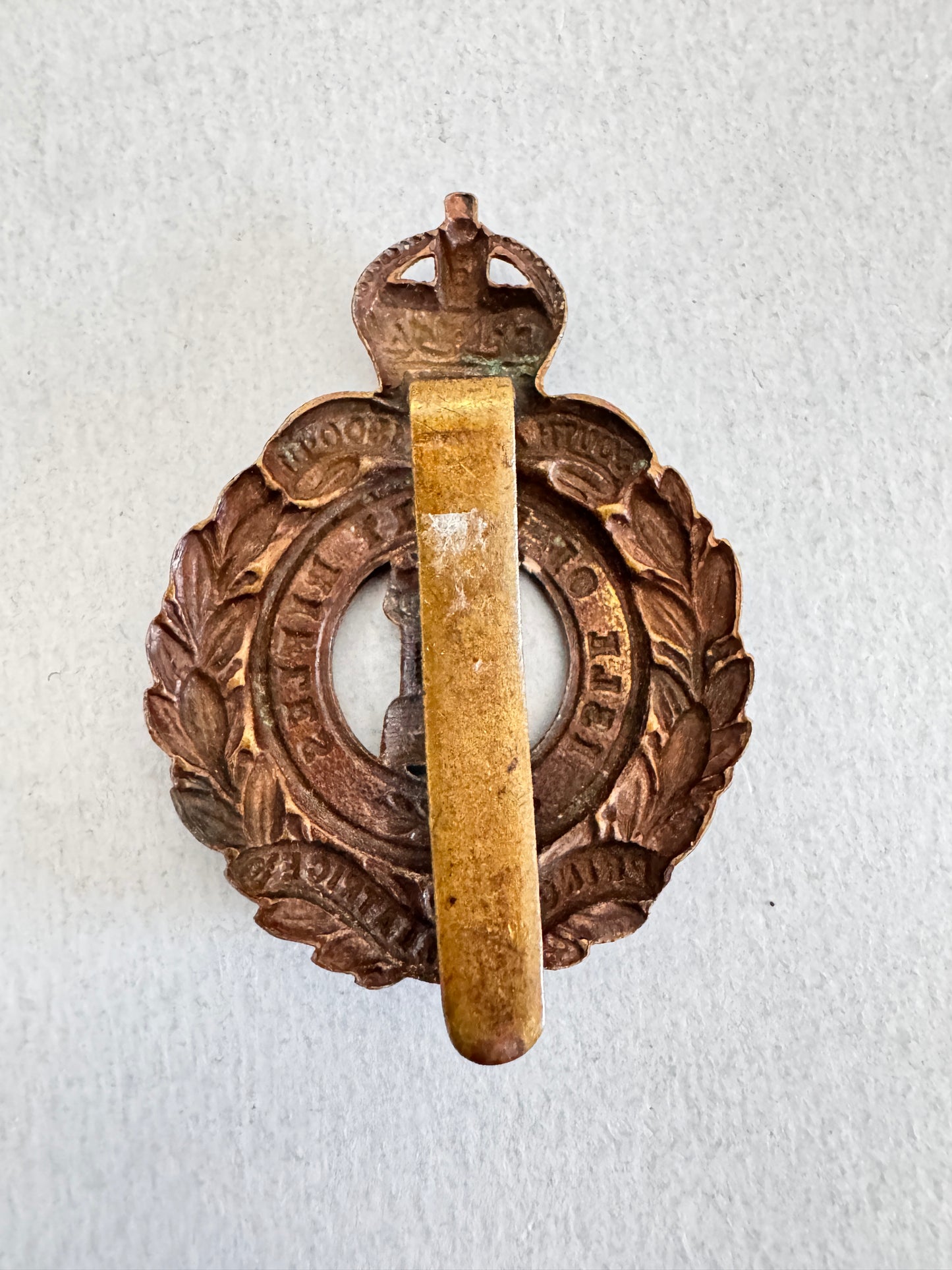 WW1 British Army Isle of Wight Rifles Battalion Cap Badge