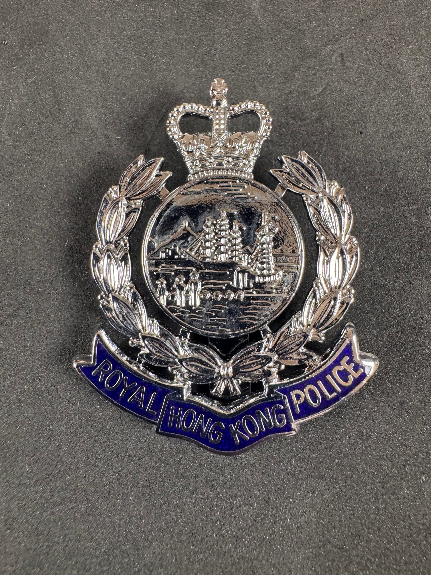 Photo 1 of Royal Hong Kong Police Cap Badge - collectible militaria item