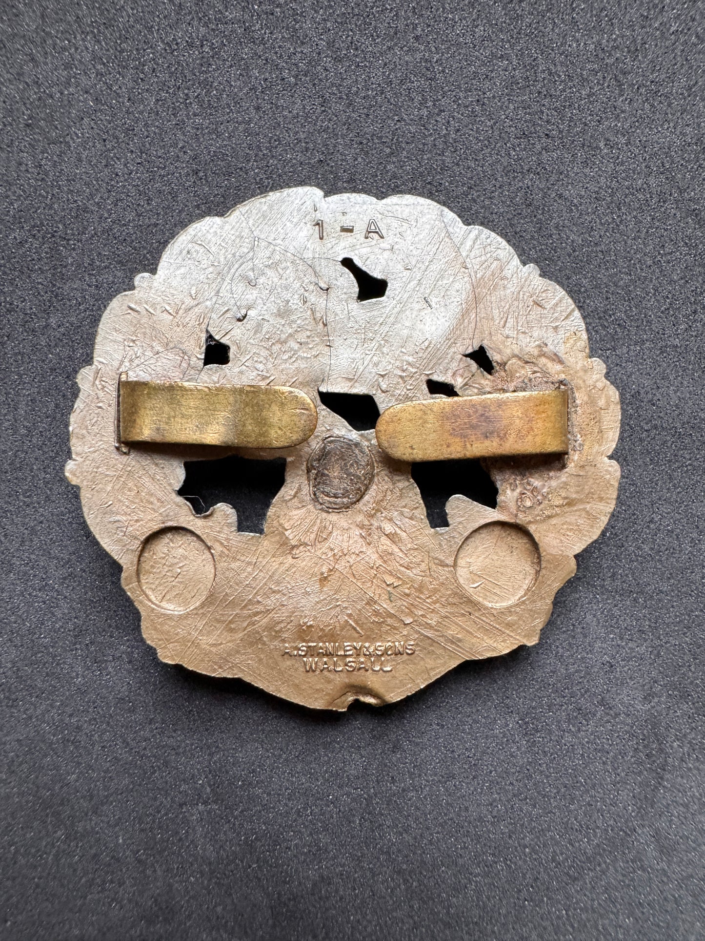 Photo 2 of WW2 British Army Hampshire Regiment War Economy Cap Badge - collectible militaria item