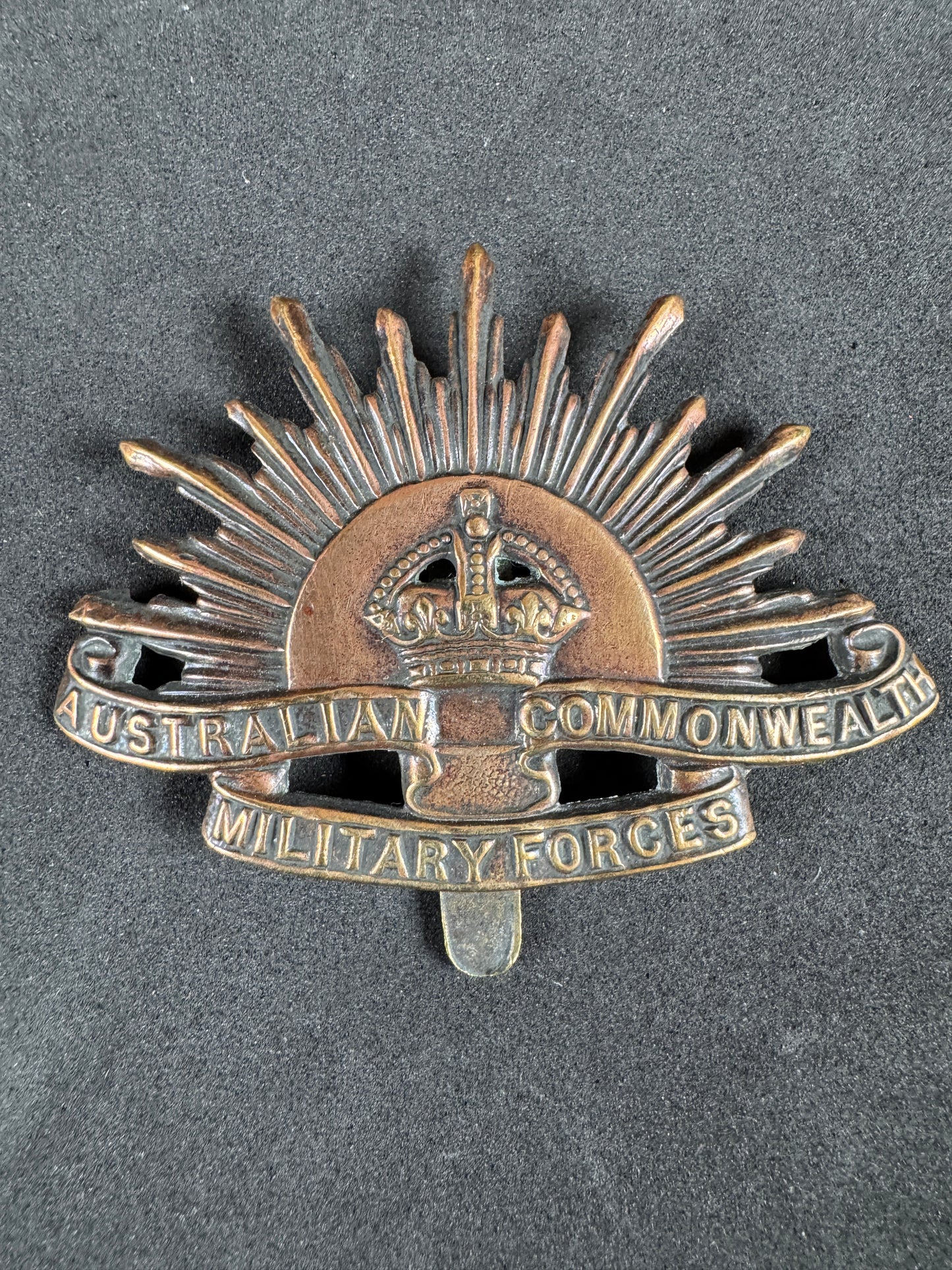 Photo 1 of WW1 Australian Commonwealth Military Forces Cap Badge - collectible militaria item