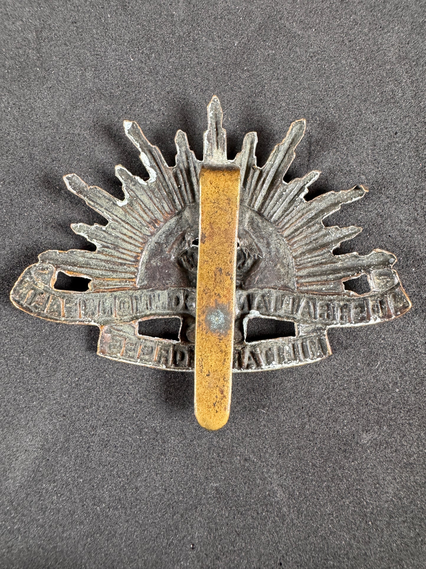 Photo 2 of WW1 Australian Commonwealth Military Forces Cap Badge - collectible militaria item