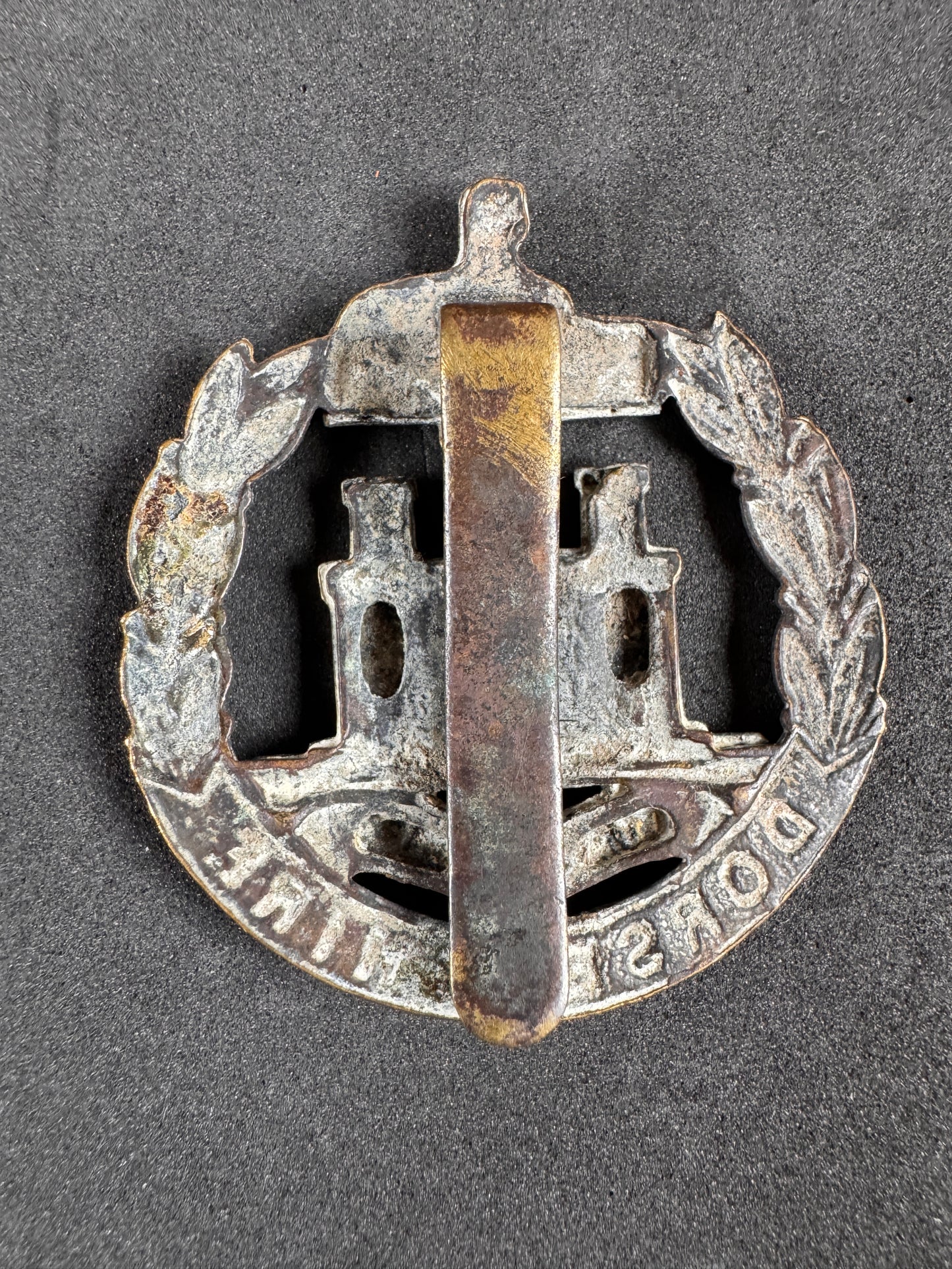 Photo 2 of WW1 British Army Dorsetshire Regiment Cap Badge - collectible militaria item