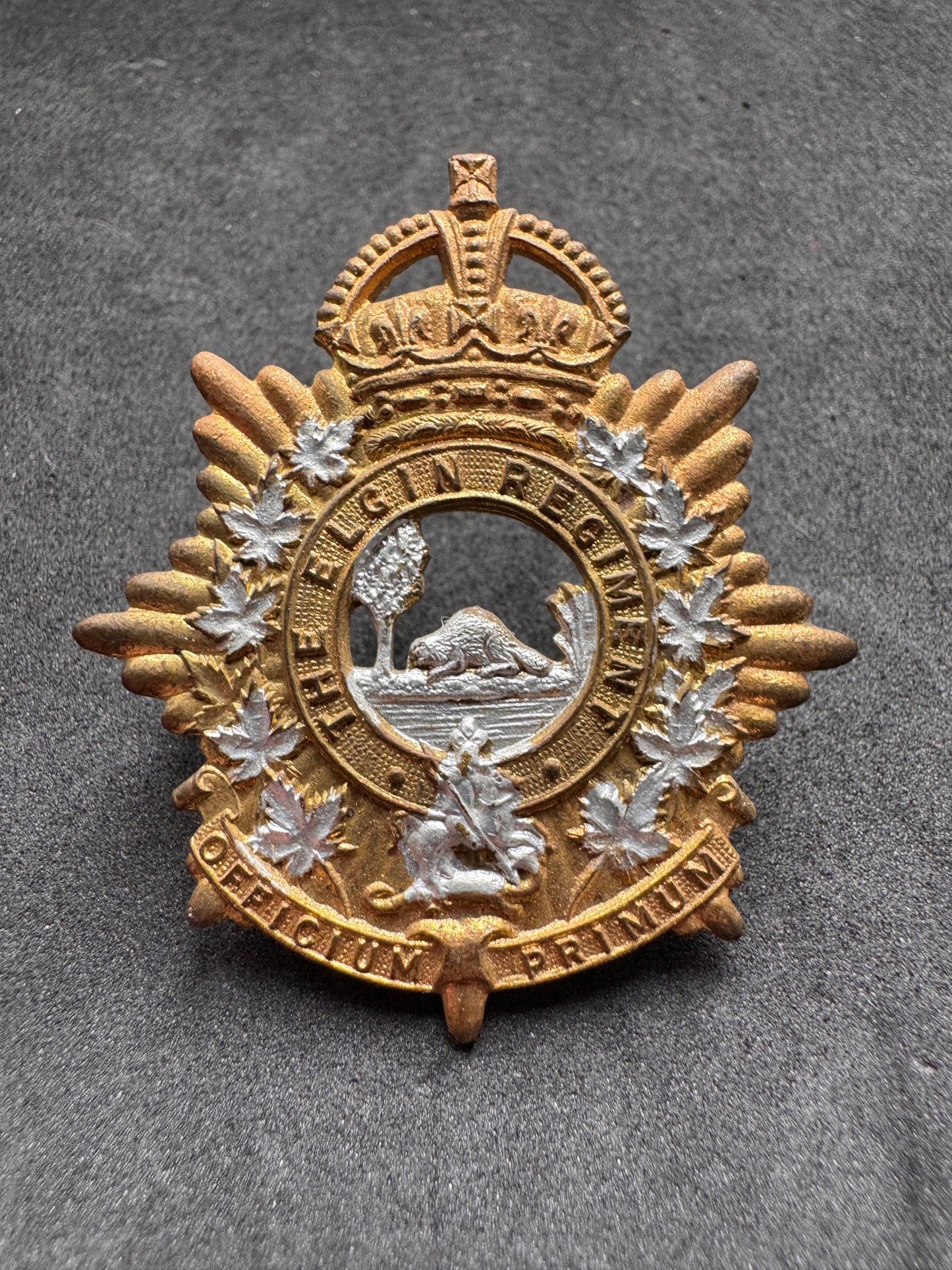 Photo 1 of WW2 Canadian Army Elgin Regiment Cap Badge - collectible militaria item