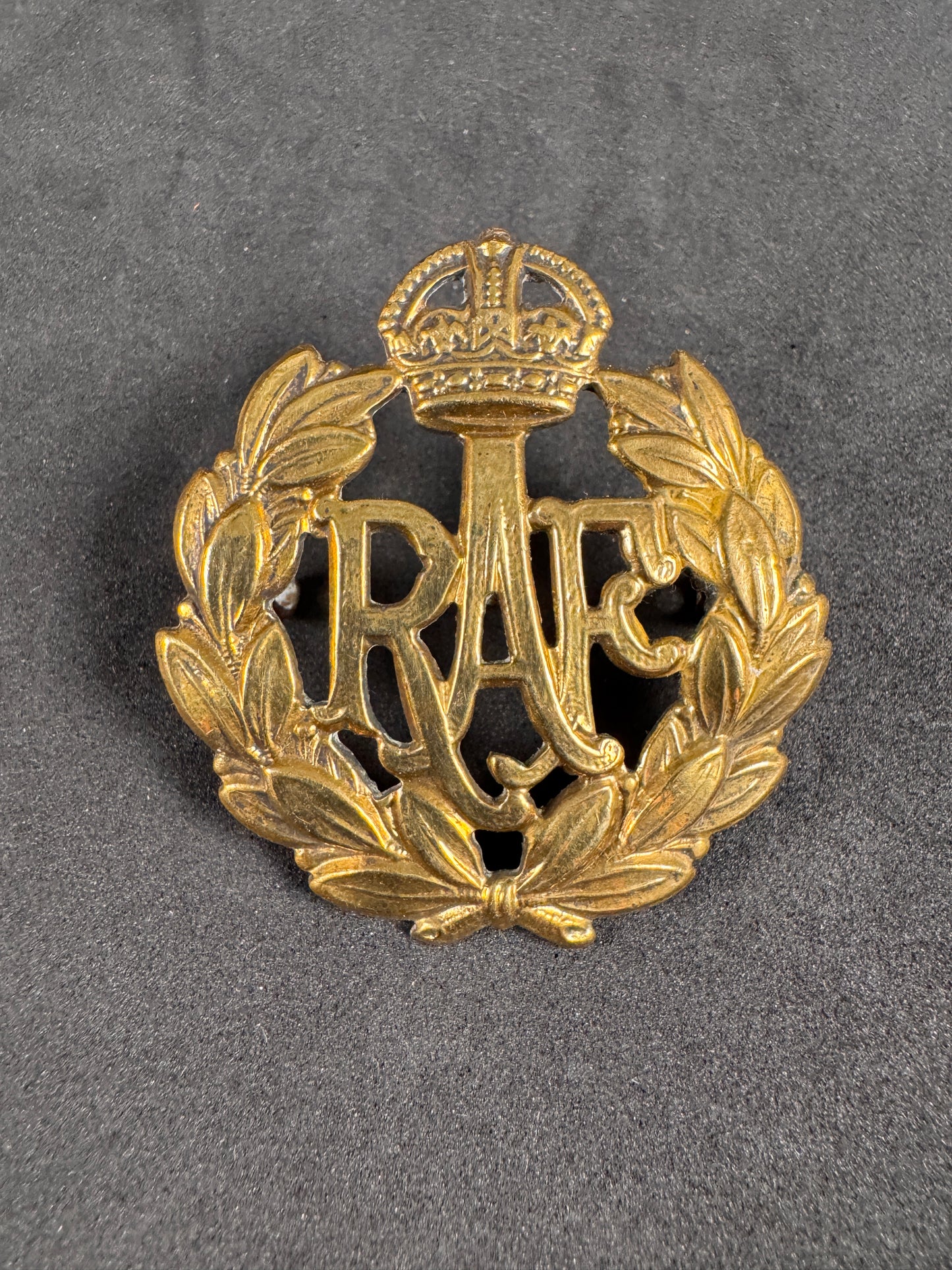 Photo 1 of WW2 British Royal Air Force (RAF) Cap Badge - collectible militaria item