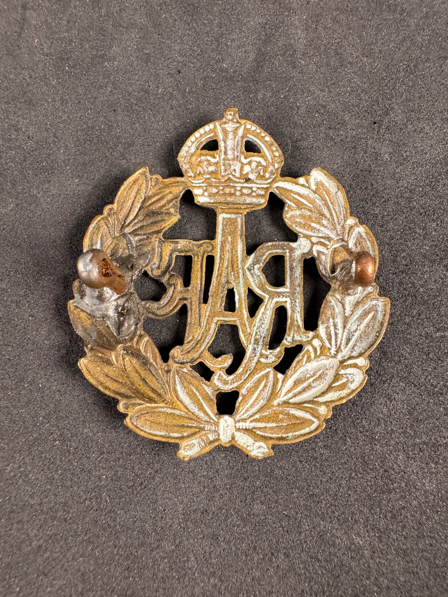 Photo 2 of WW2 British Royal Air Force (RAF) Cap Badge - collectible militaria item