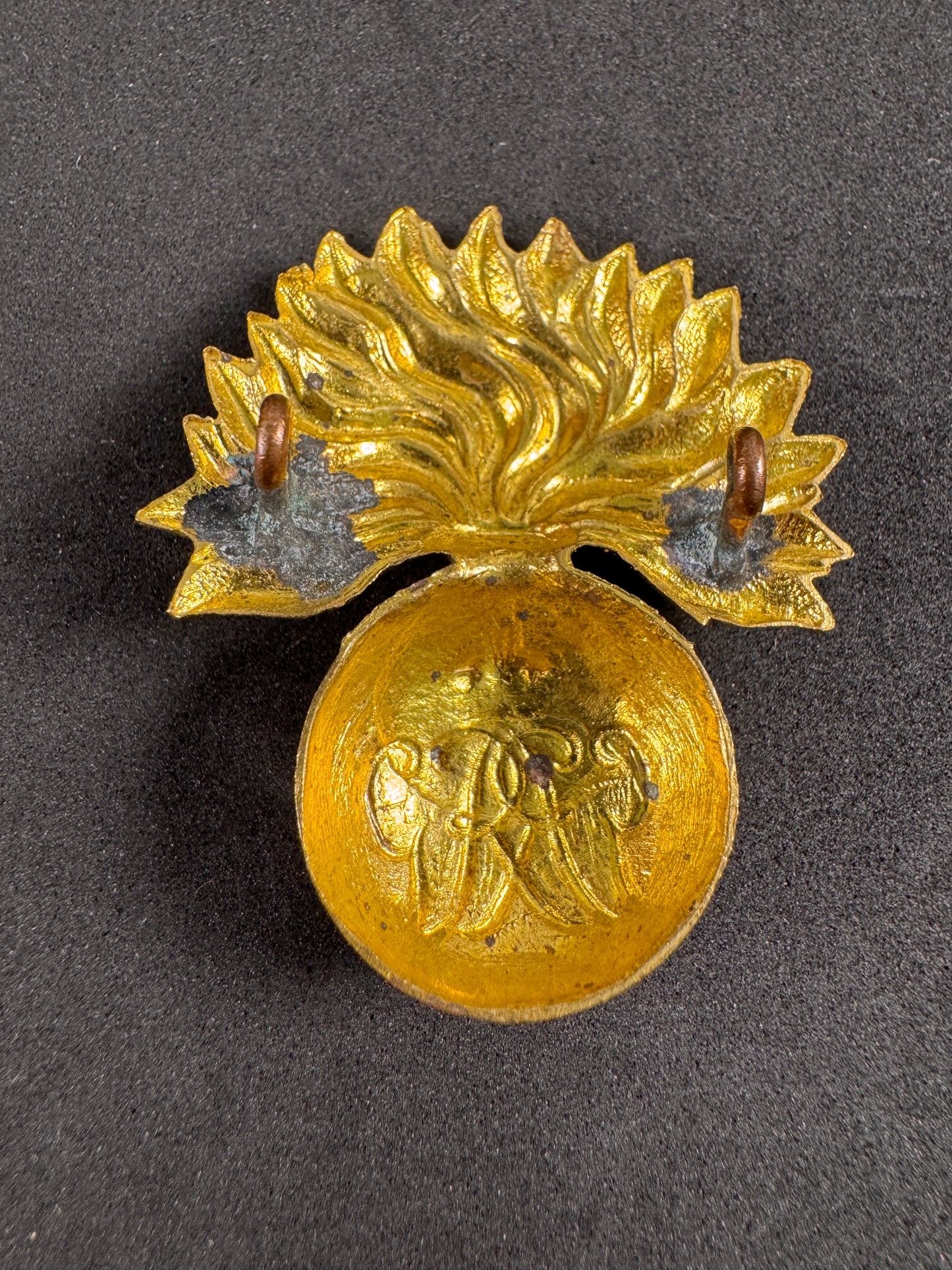 Photo 2 of WW2 Canadian Army Grenadier Guards Cap Badge - collectible militaria item