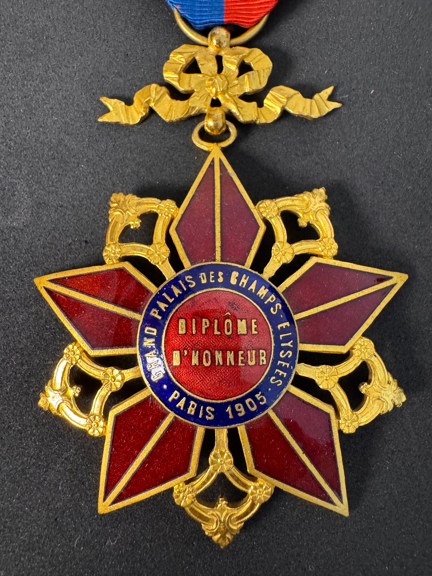 Photo 2 of Antique Paris 1905 Diplôme d’Honneur Medal - Grand Palais - collectible militaria item