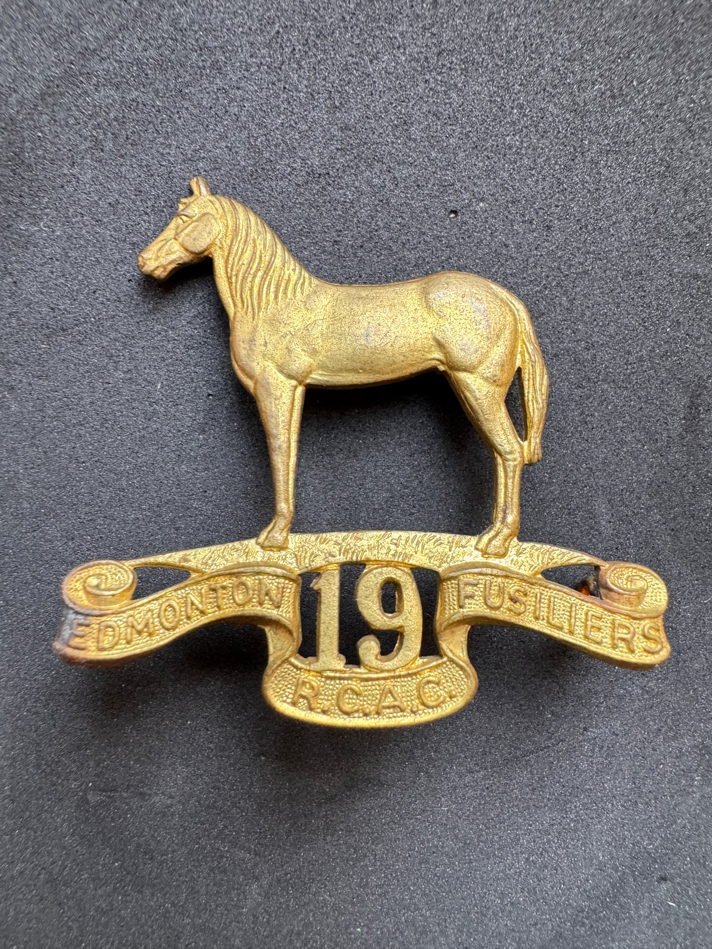 Photo 1 of WW2 Canadian Army 19th Edmonton Fusiliers Cap Badge - collectible militaria item