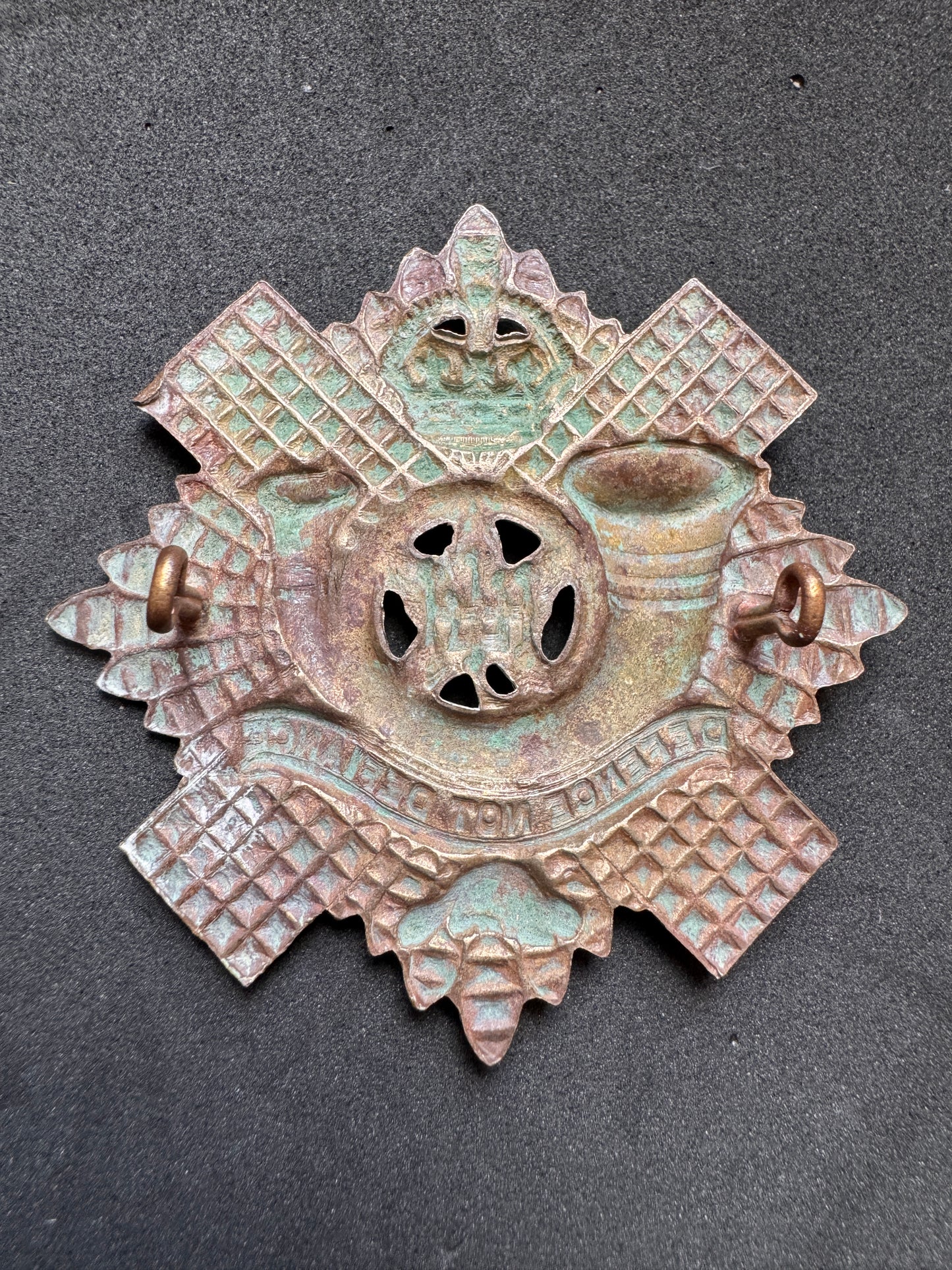 Photo 2 of WW2 Highland Light Infantry of Canada Glengarry Cap Badge - collectible militaria item