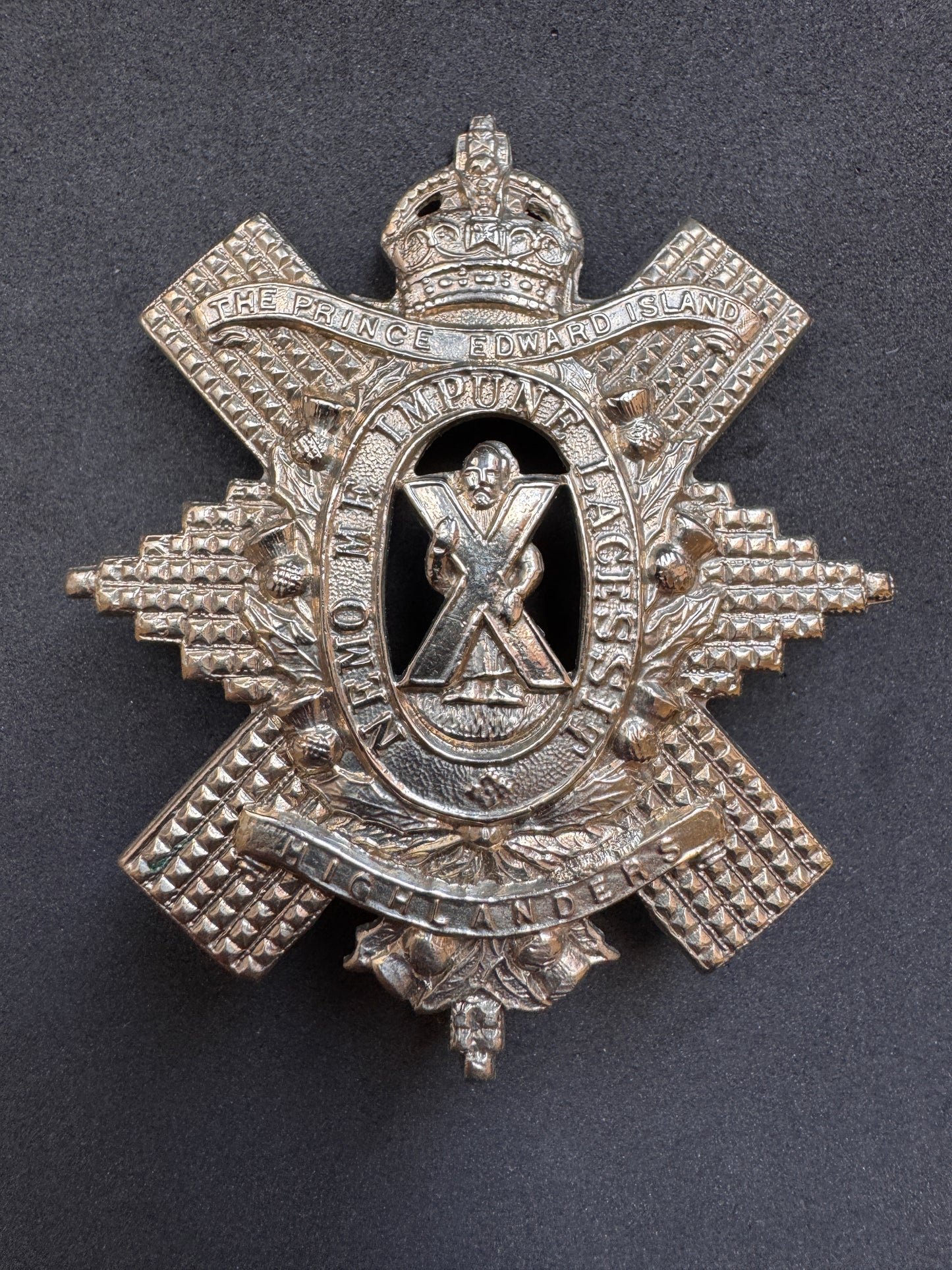 Photo 1 of WW2 Canadian Army Prince Edward Island Highlanders Cap Badge - collectible militaria item