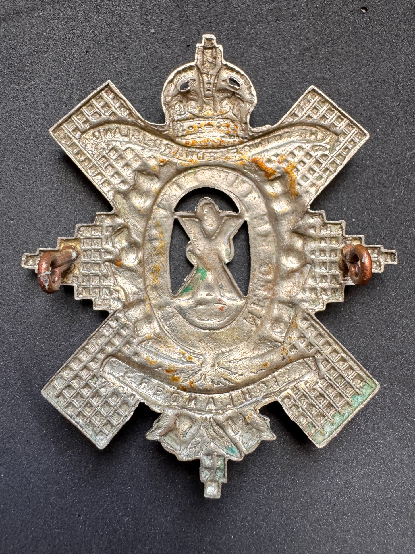 Photo 2 of WW2 Canadian Army Prince Edward Island Highlanders Cap Badge - collectible militaria item