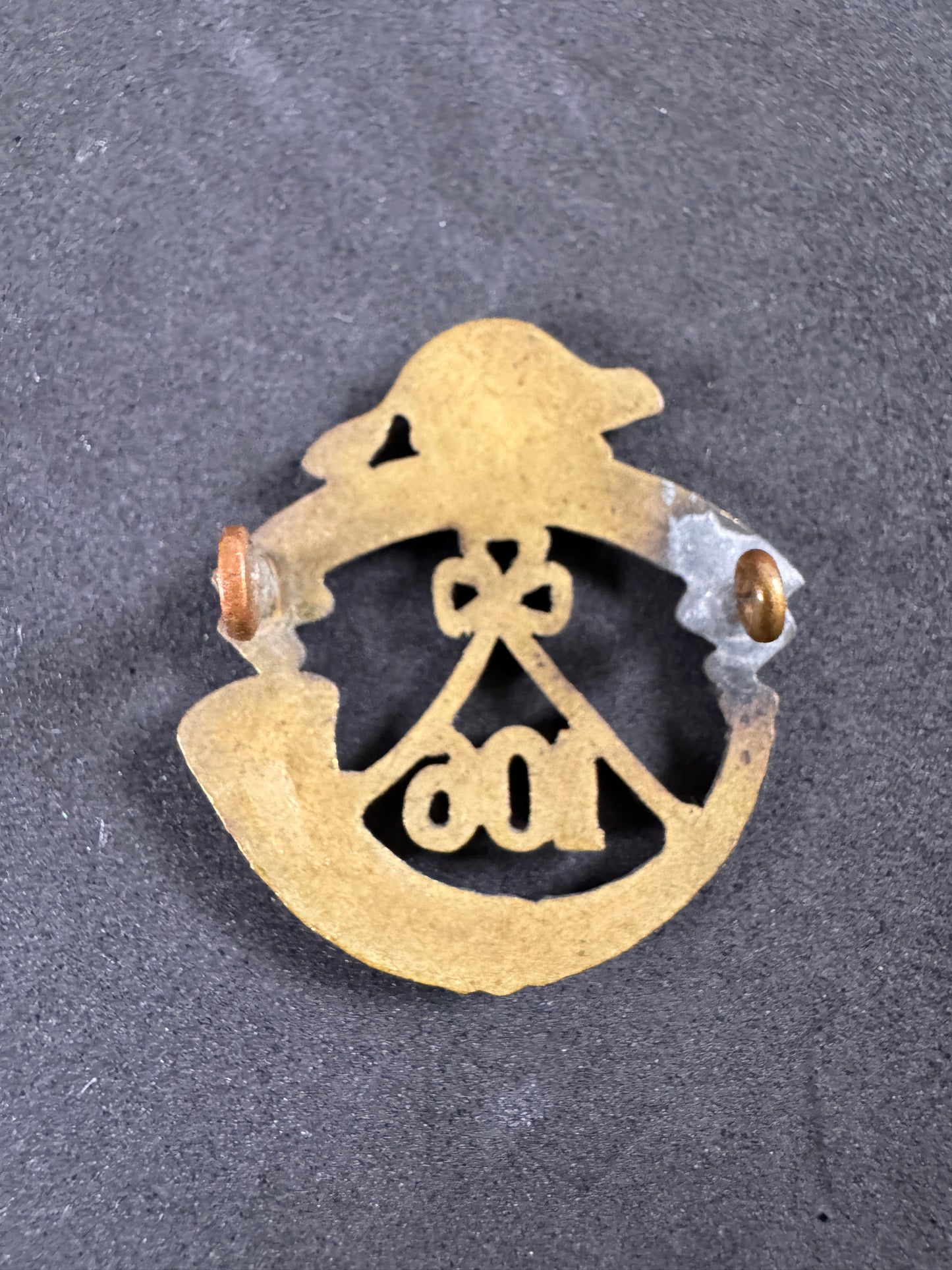 Photo 2 of WWI Canadian Army 106th Winnipeg Light Infantry Cap Badge - collectible militaria item