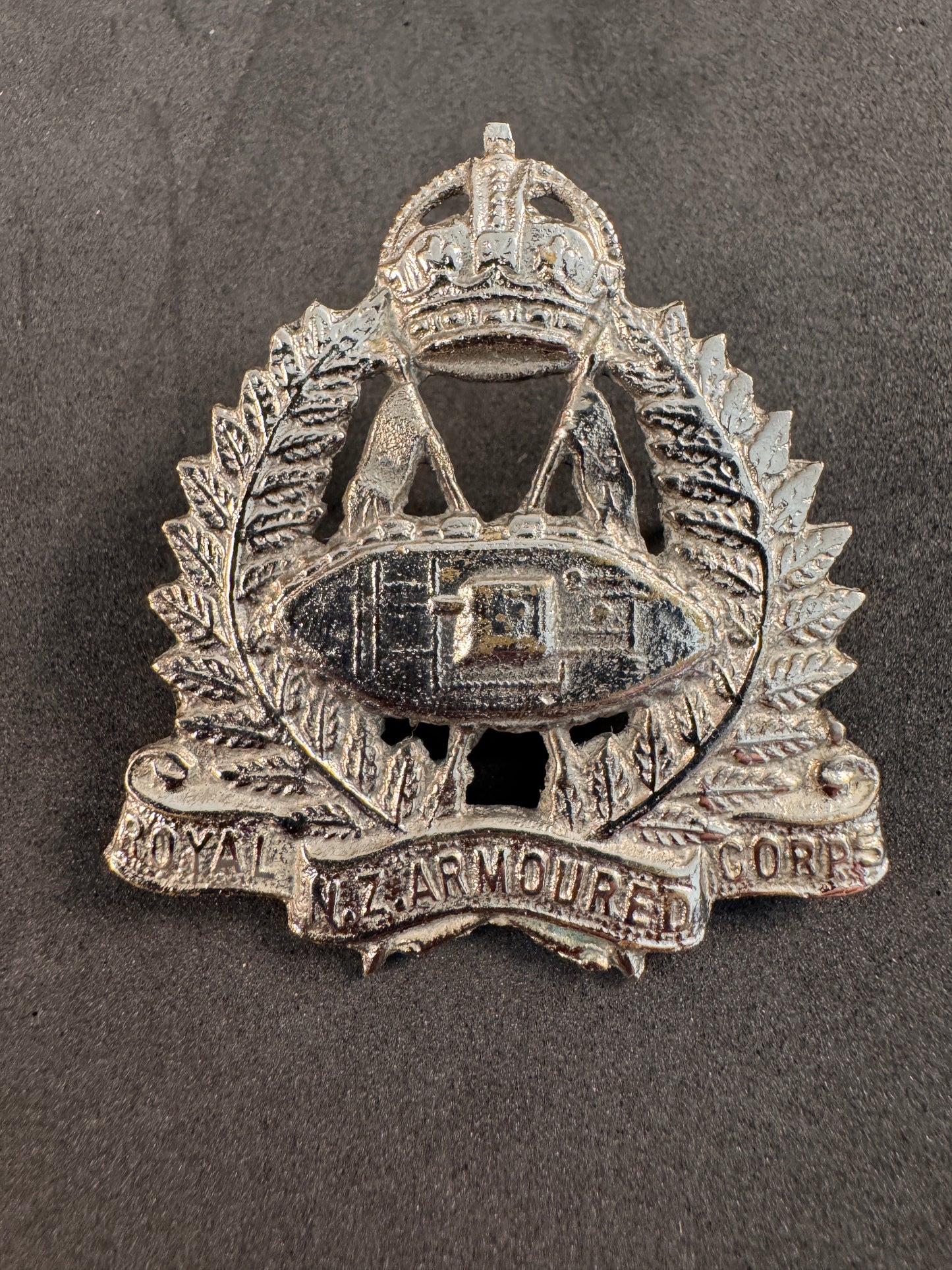 Photo 1 of After WW2 Royal New Zealand Armoured Corps Cap Badge - collectible militaria item