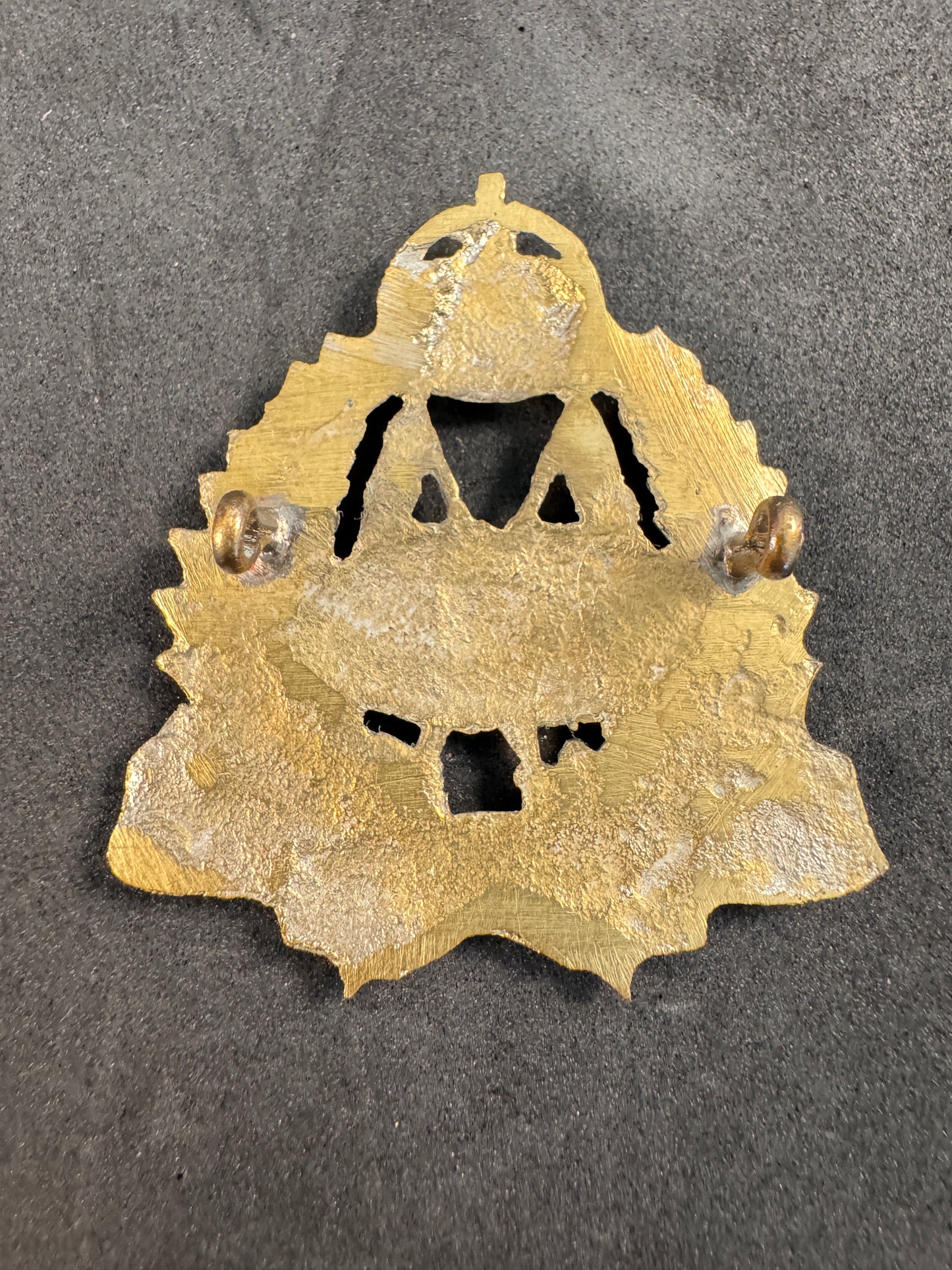 Photo 2 of After WW2 Royal New Zealand Armoured Corps Cap Badge - collectible militaria item