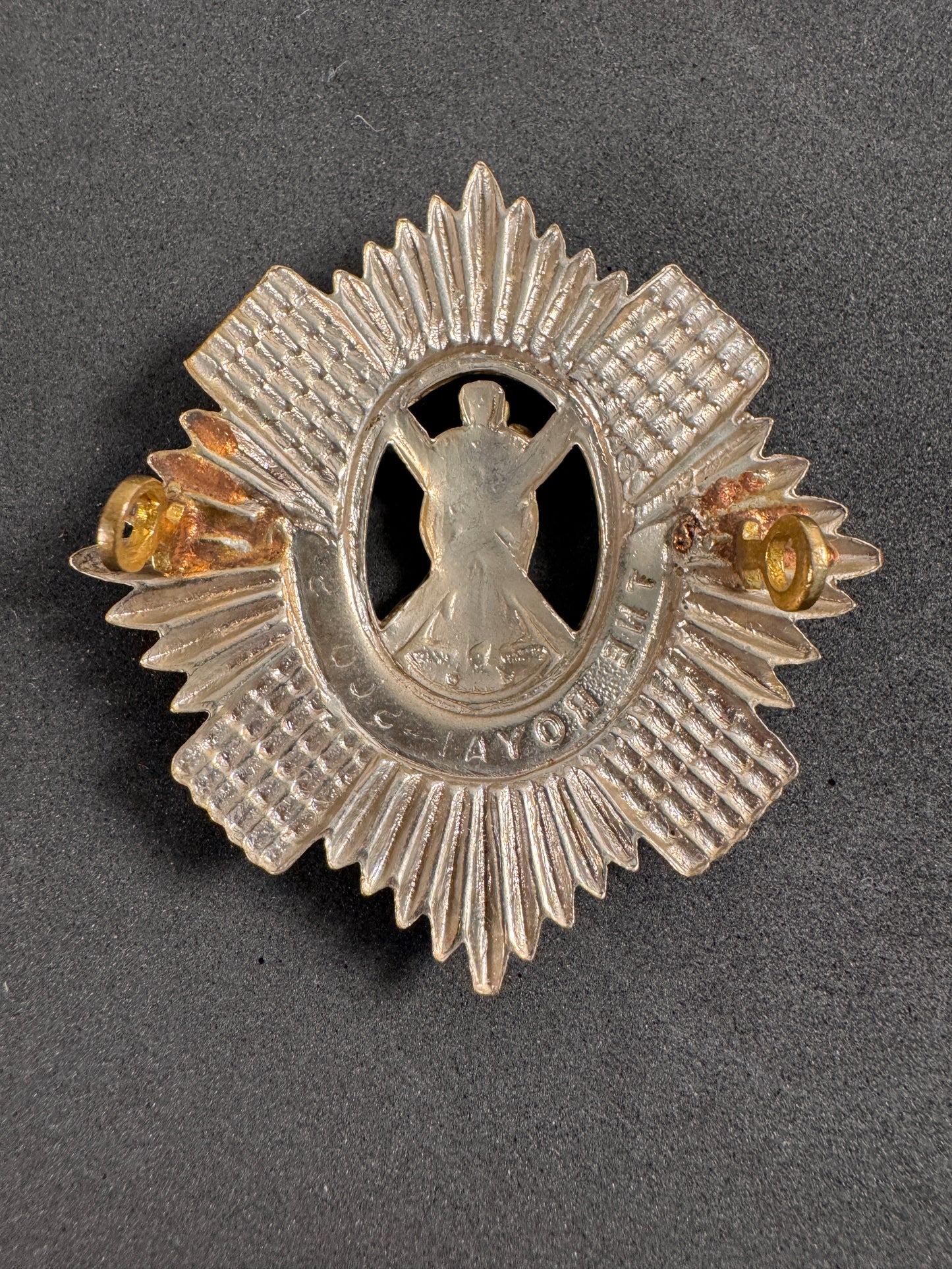 Photo 2 of WW1 British Army Royal Scots Regiment Cap Badge Flat Lug Version - collectible militaria item