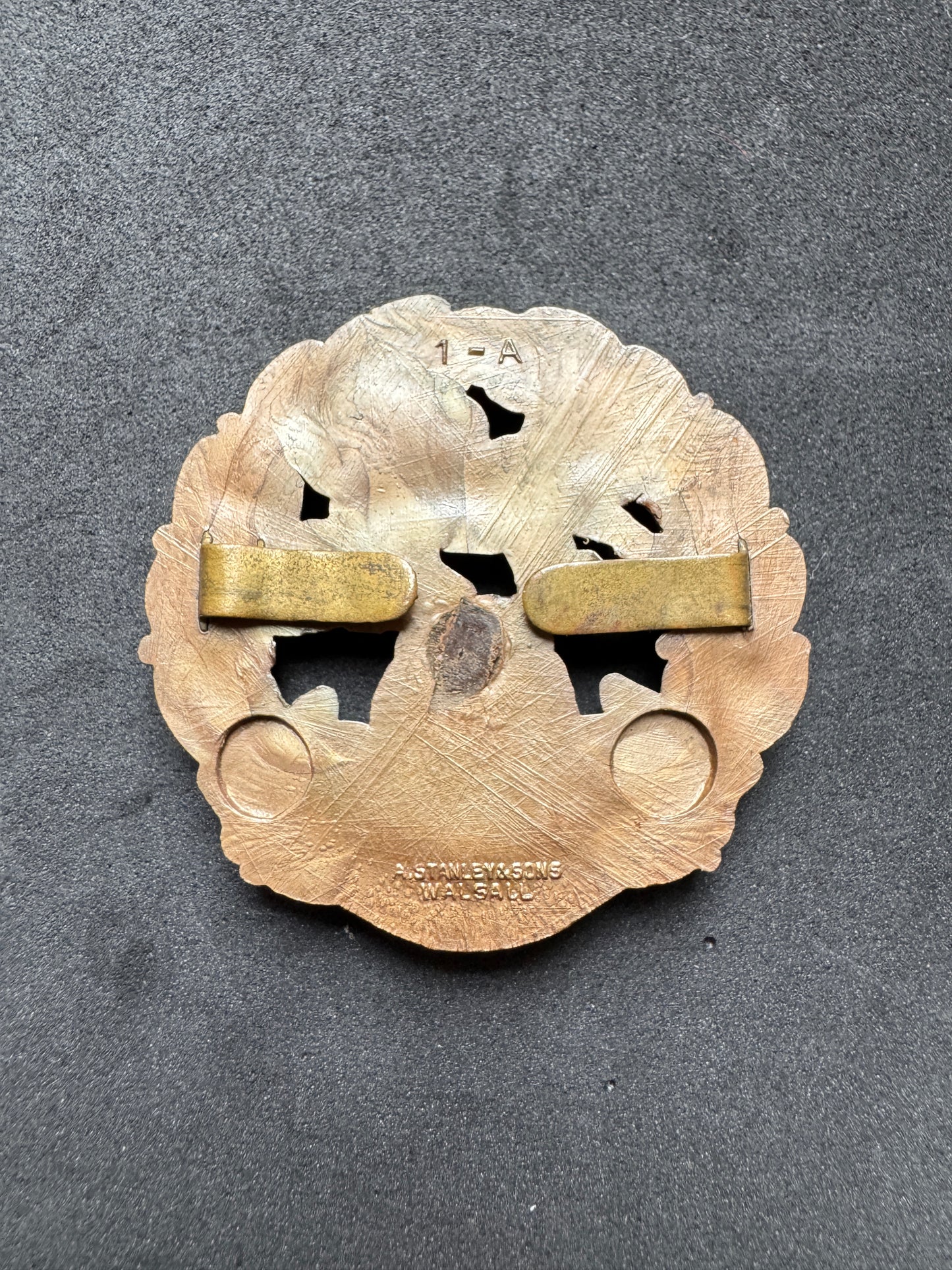 Photo 2 of WW2 British Army Hampshire Regiment War Economy Cap Badge - collectible militaria item