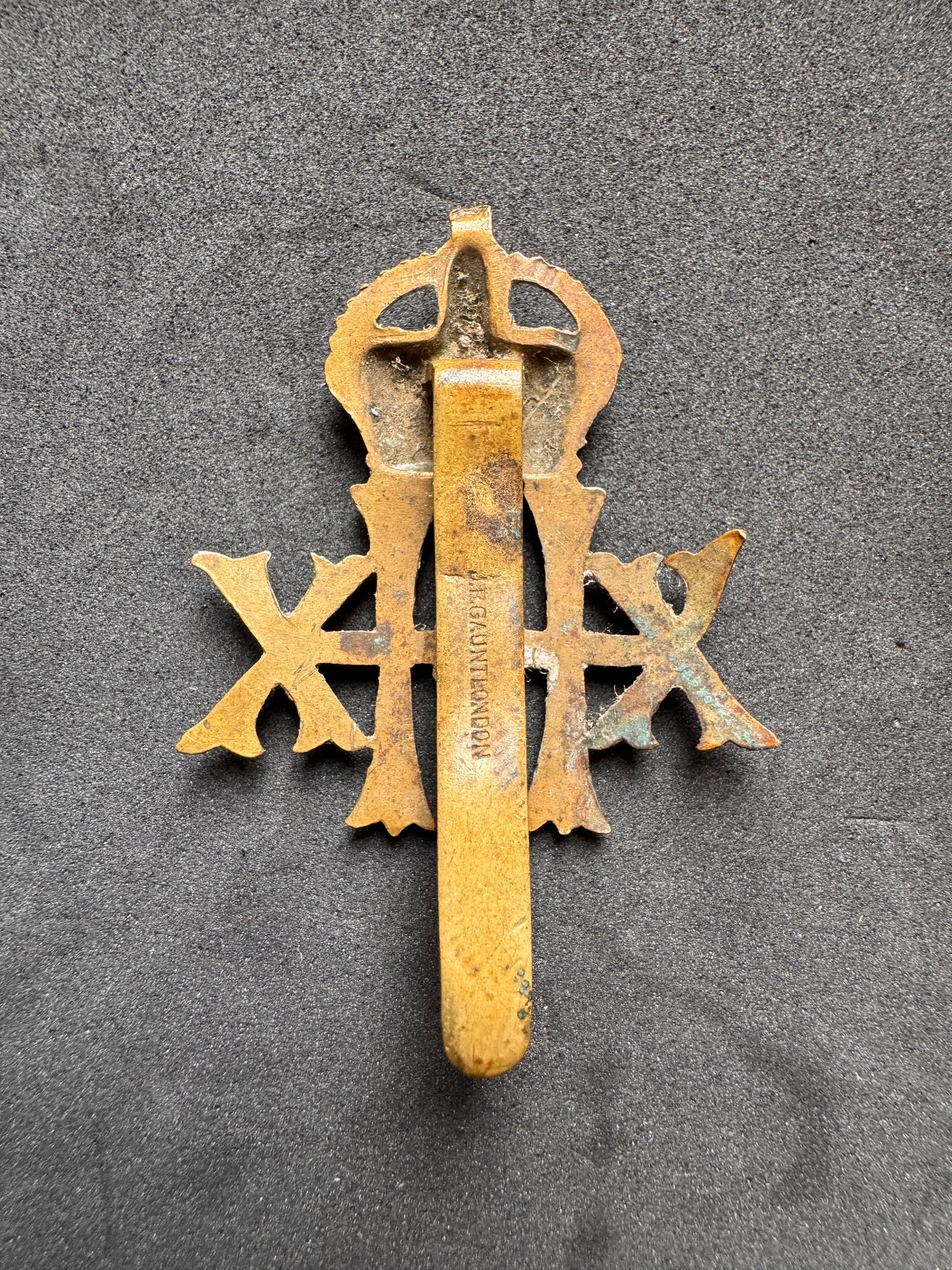 Photo 2 of WW1 British Army XX 20th Hussars Cavalry Cap Badge GAUNT - collectible militaria item