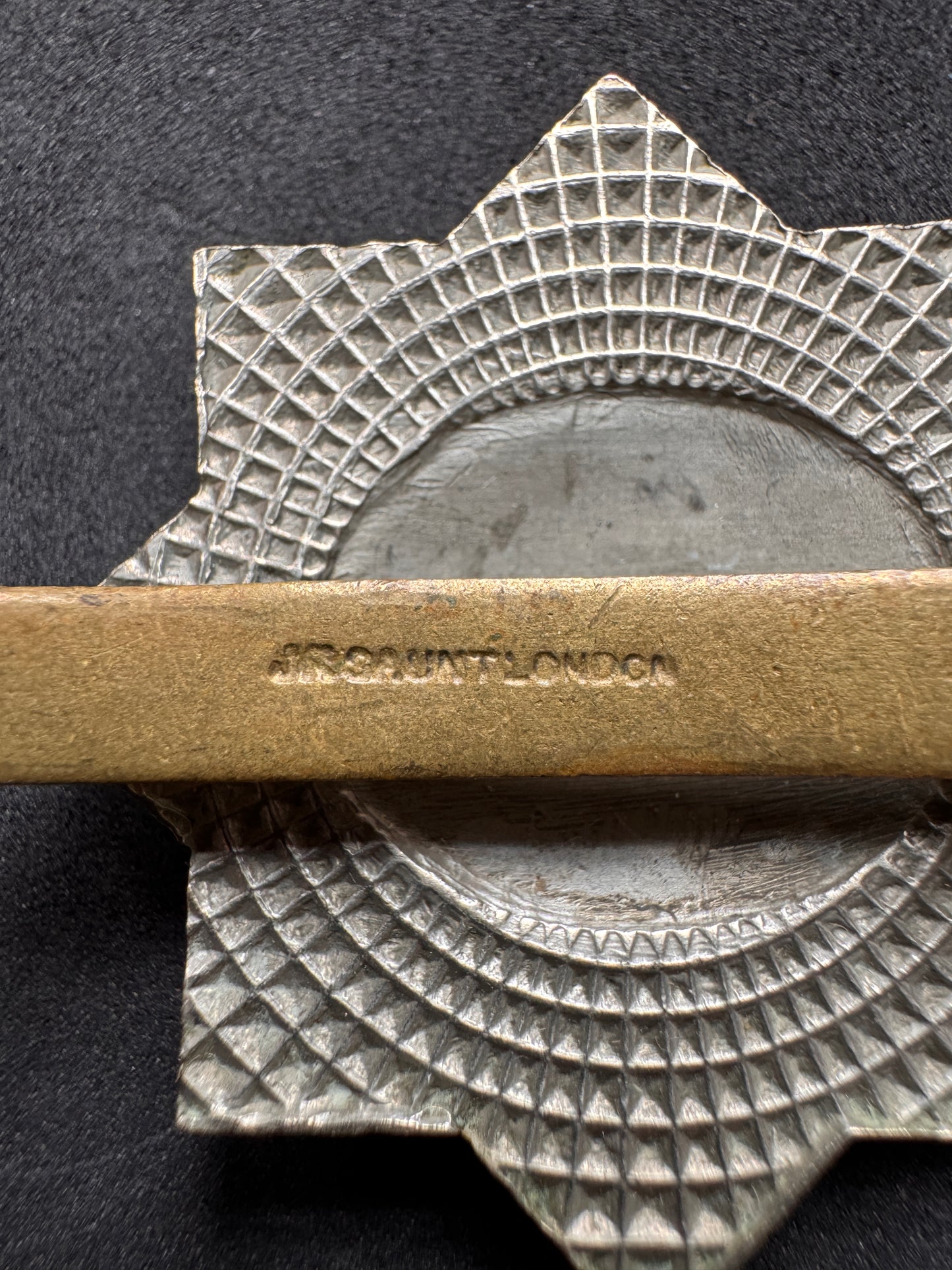 Photo 3 of WW1 British Army 1st King’s Dragoon Guards (KDG) cap badge GAUNT - collectible militaria item