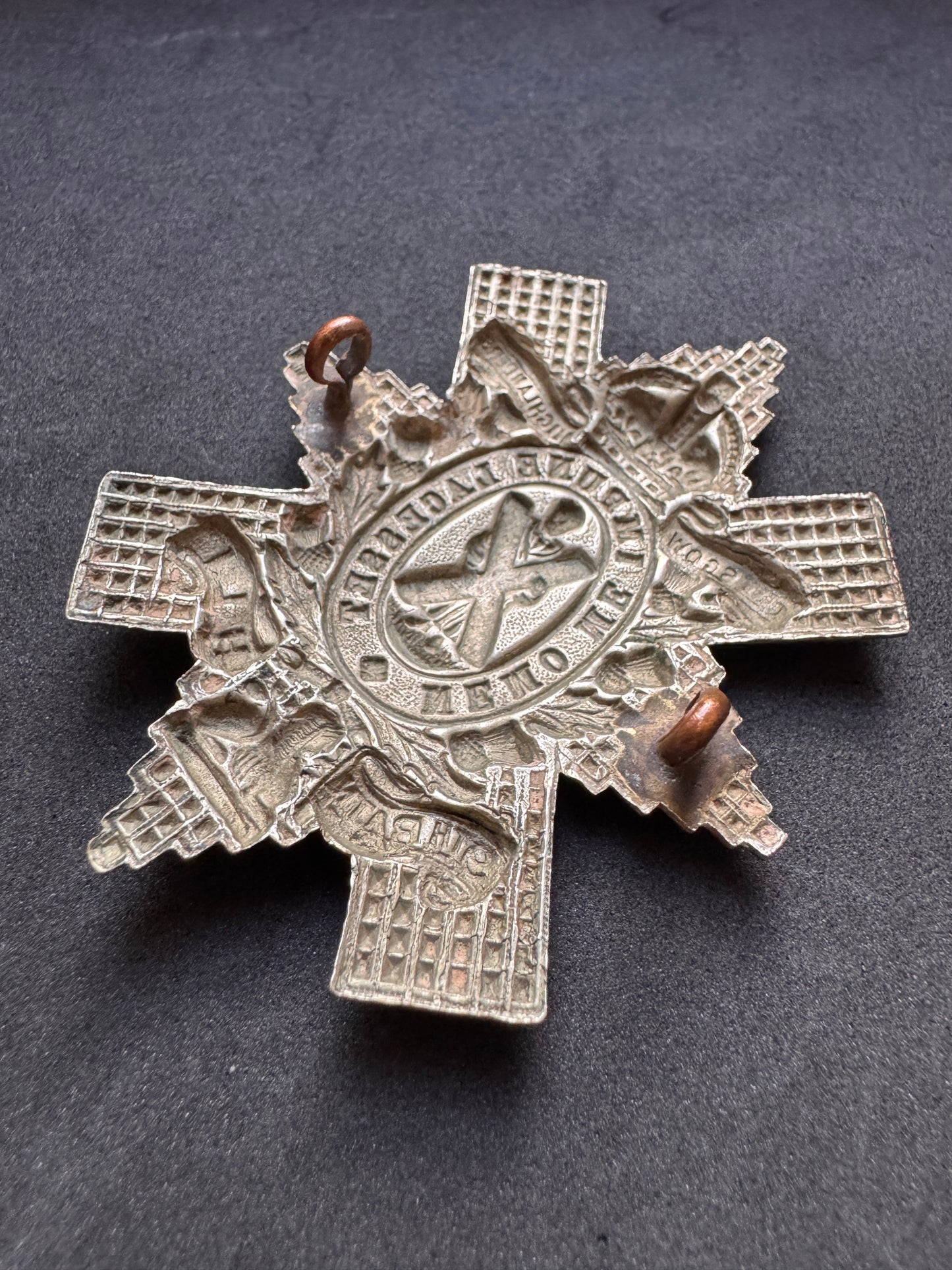 Photo 3 of WW1 British Army 9th Battalion Glasgow Highlanders Cap Badge - collectible militaria item