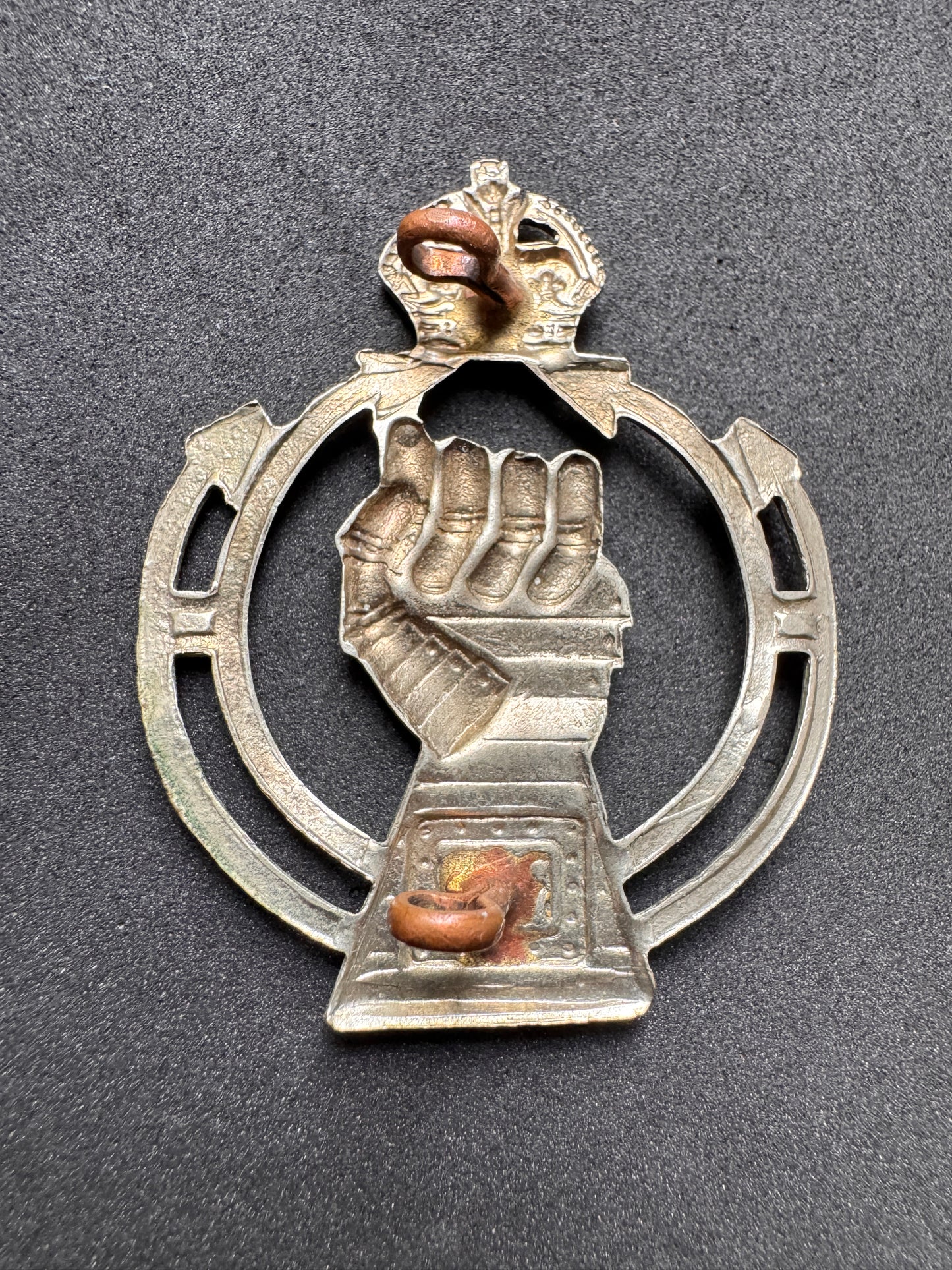 Photo 2 of WW2 British Army Royal Armored Corps Cap Badge - collectible militaria item
