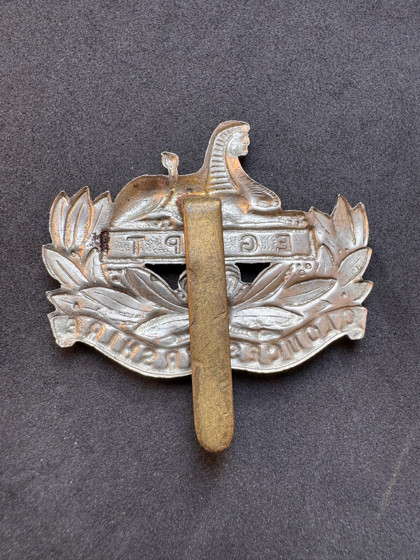 Photo 2 of WW2 British Army Gloucestershire Regiment Cap Badge - collectible militaria item