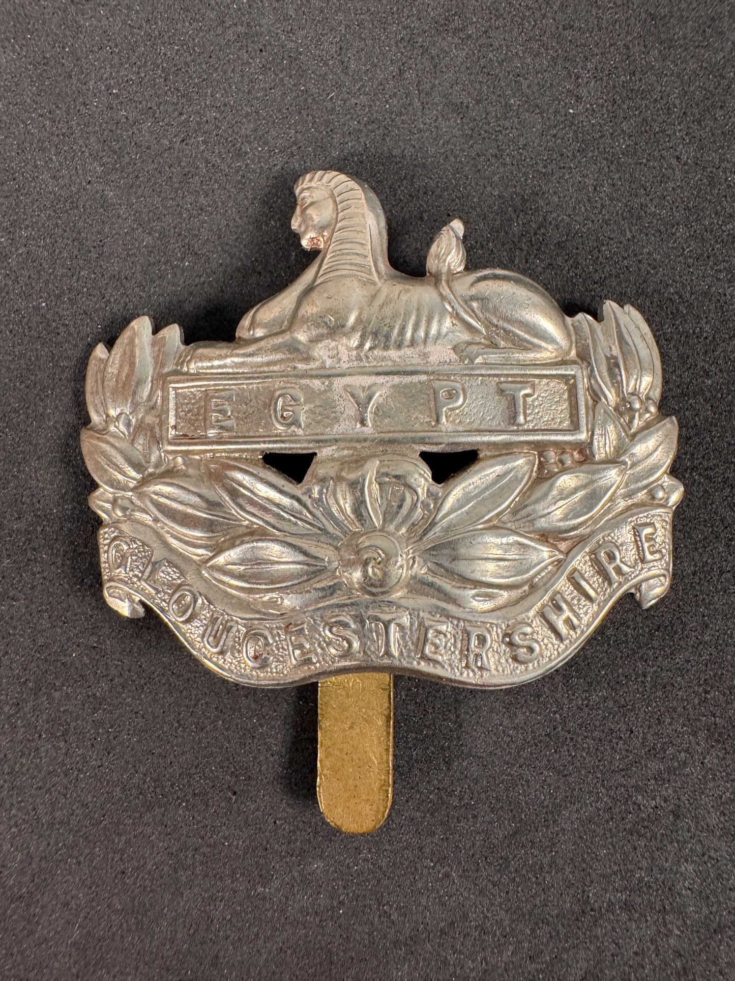 WW1 British Army Gloucestershire Regiment Cap Badge