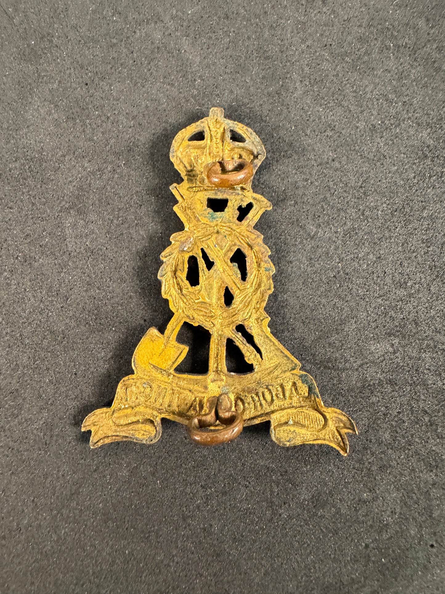 Photo 2 of WW1 British Army Labour (Labor) Corps Cap Badge - collectible militaria item