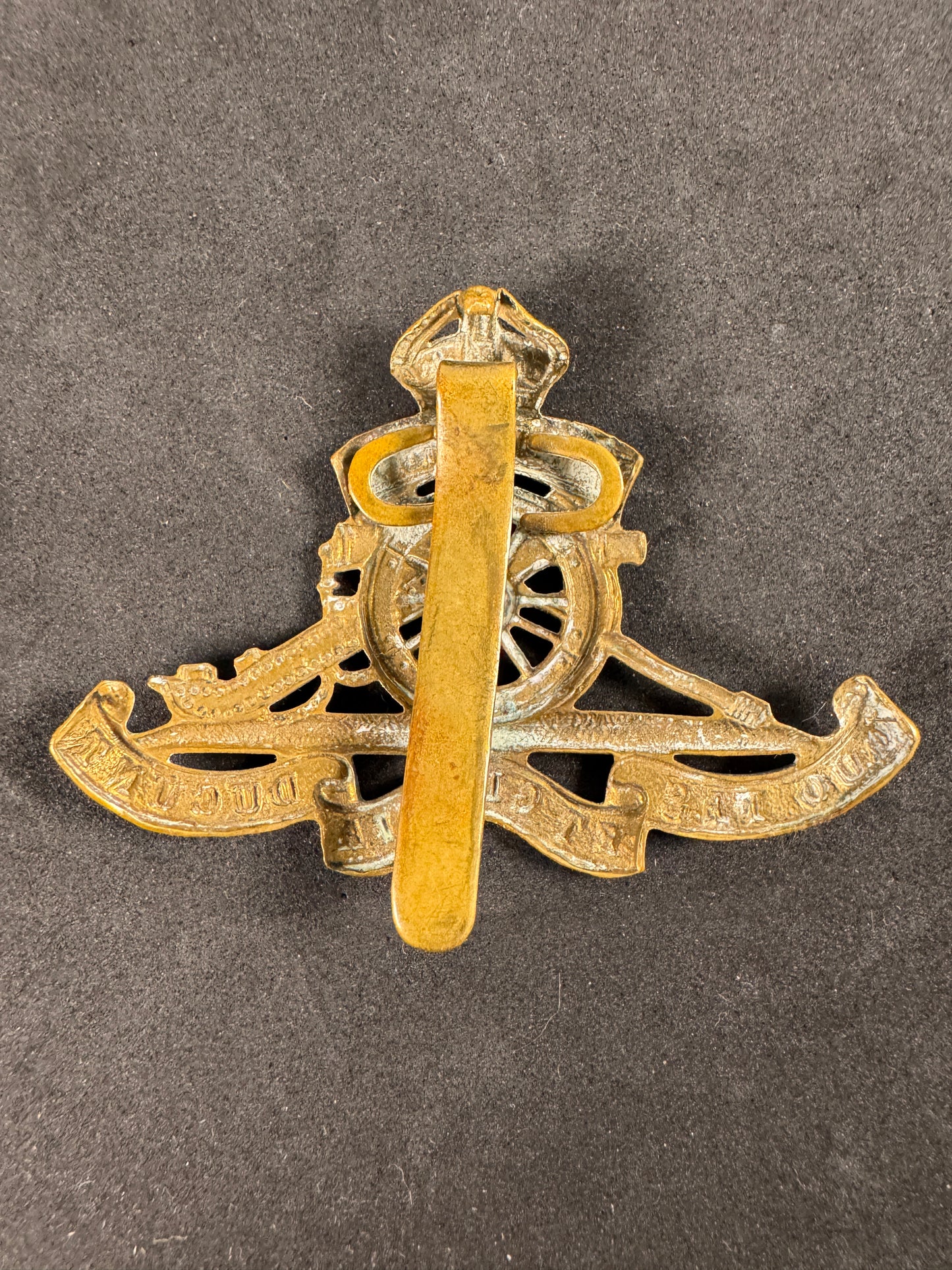 Photo 2 of WW1 British Army Royal Artillery Cap Badge - collectible militaria item