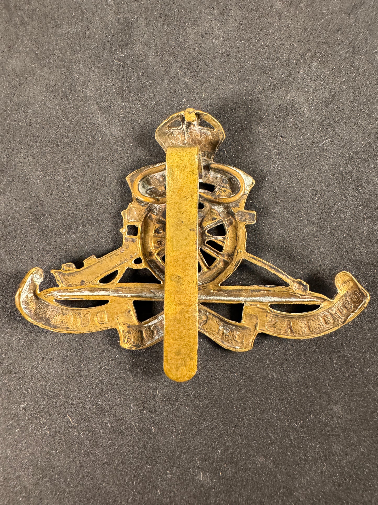 Photo 2 of WW1 British Cap Badge of The Royal Artillery - collectible militaria item