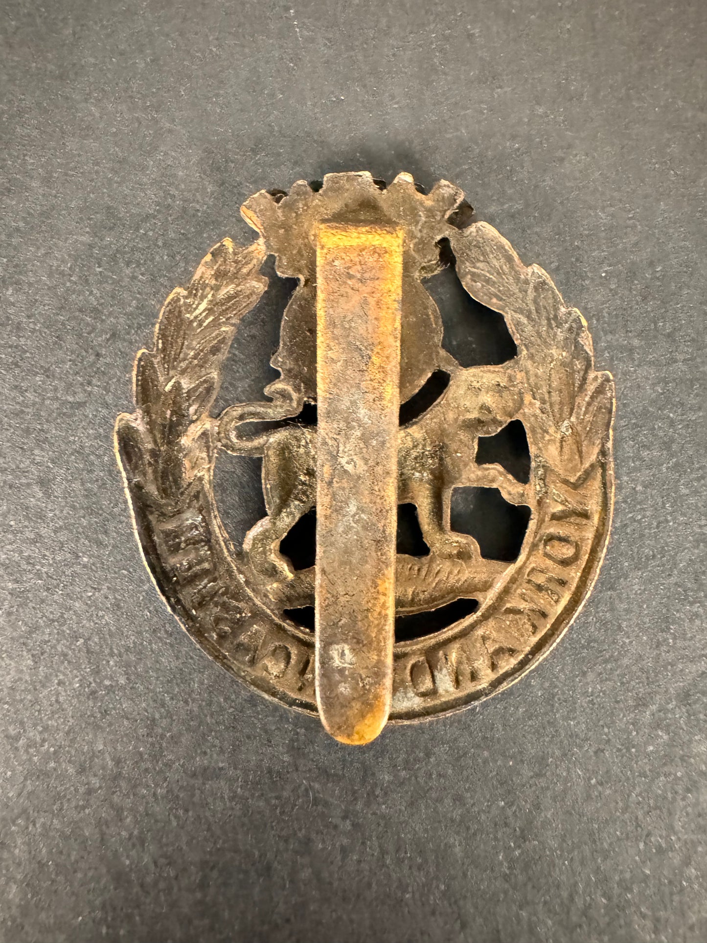 Photo 2 of WW1 British Army the York And Lancaster Regiment Cap Badge - collectible militaria item