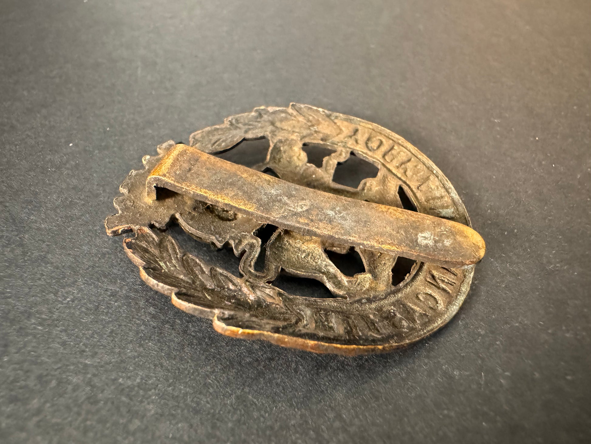 Photo 3 of WW1 British Army the York And Lancaster Regiment Cap Badge - collectible militaria item