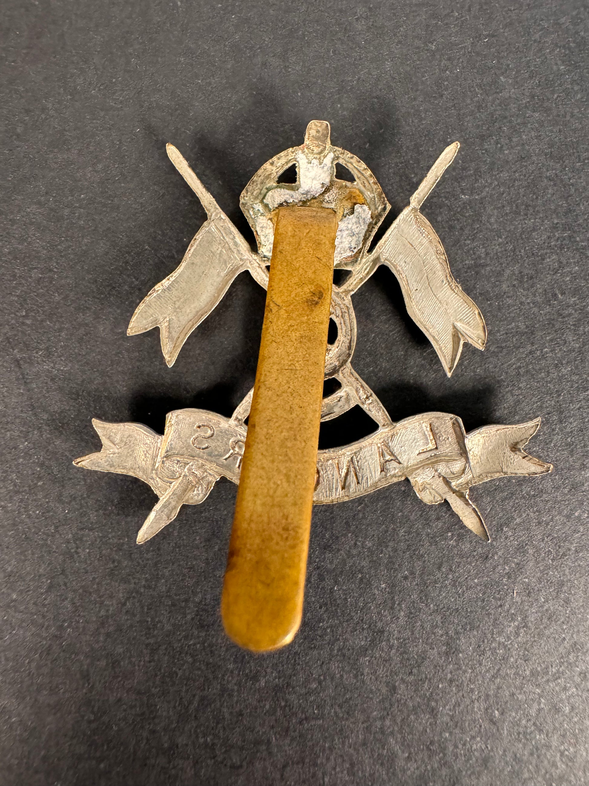 Photo 2 of WW1 British Army 9th Queen’s Royal Lancers Cavalry Cap Badge - collectible militaria item