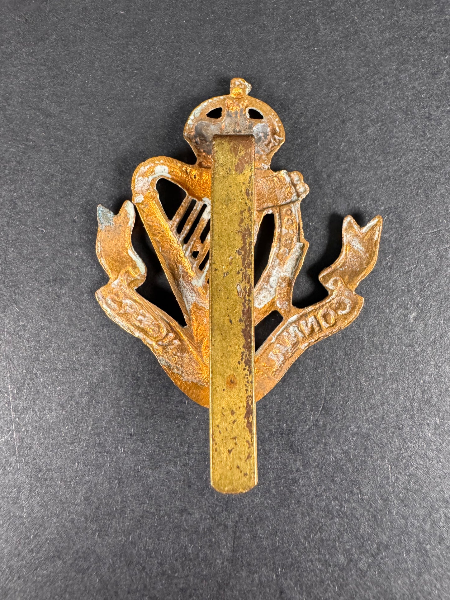 Photo 2 of WW1 British Army Connaught Rangers Irish Regiment Cap Badge - collectible militaria item