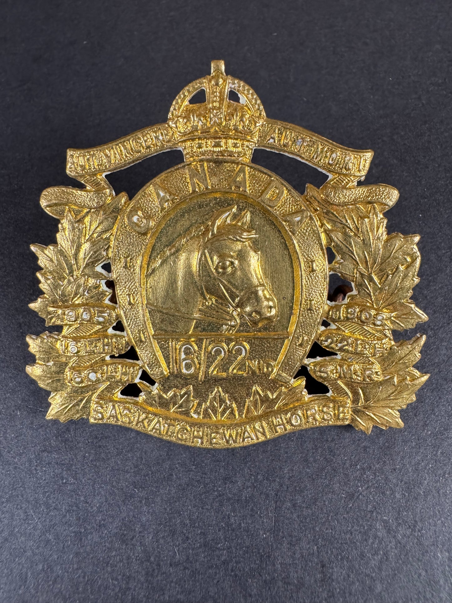 Photo 1 of WW2 Canadian Army 16/22nd Saskatchewan Horse Cap Badge - collectible militaria item