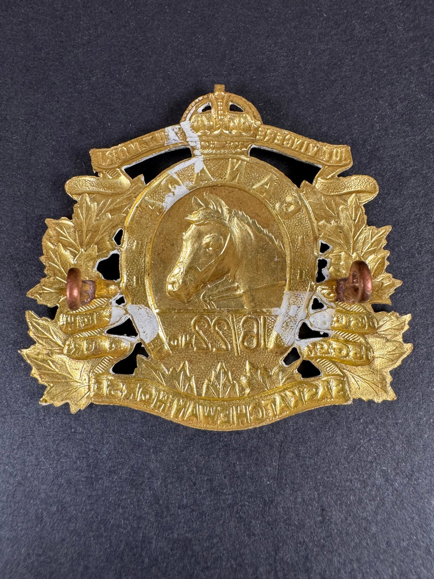 Photo 2 of WW2 Canadian Army 16/22nd Saskatchewan Horse Cap Badge - collectible militaria item