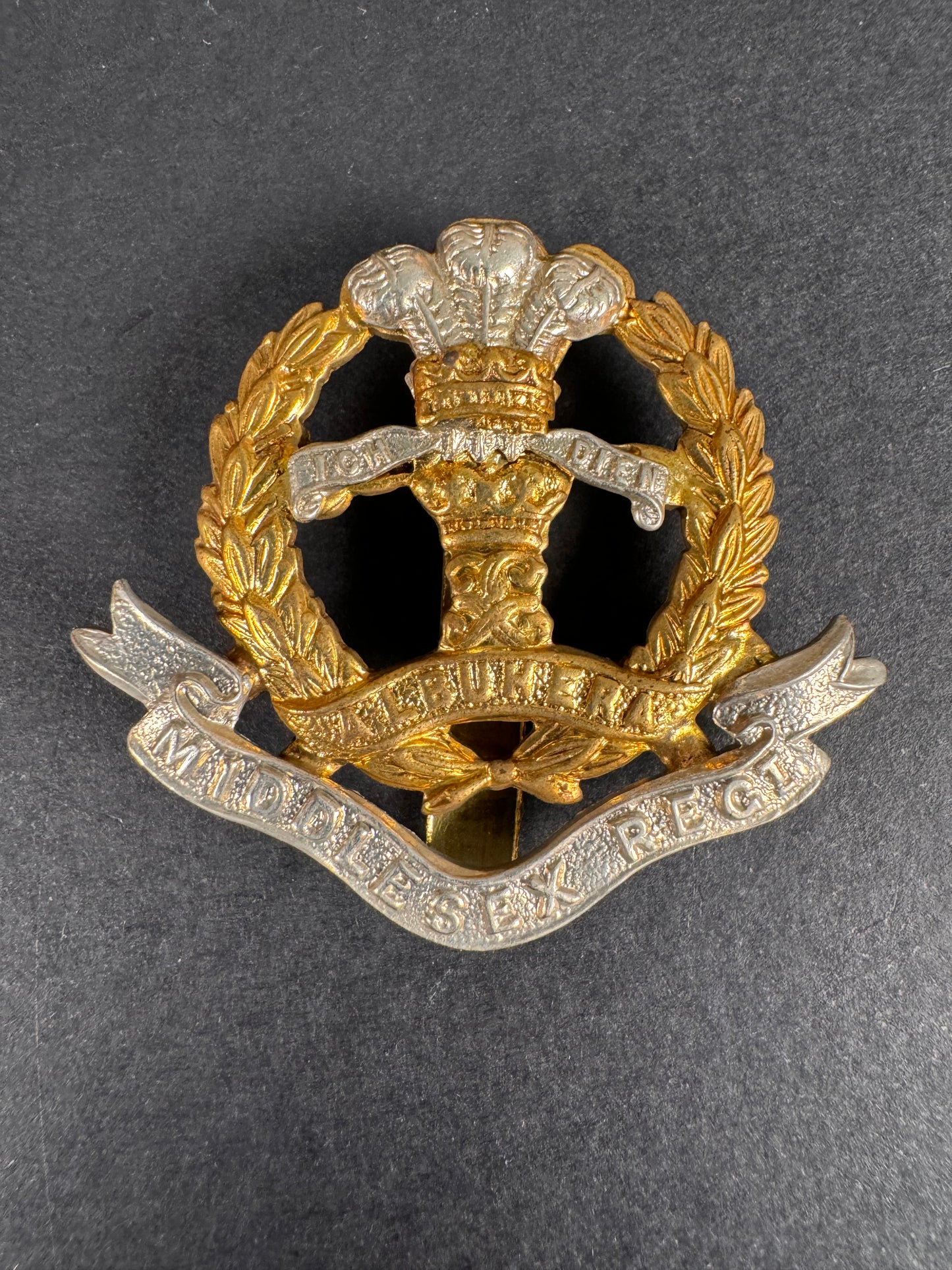 Photo 1 of WW1 British Army The Middlesex Infantry Regiment Cap Badge - collectible militaria item