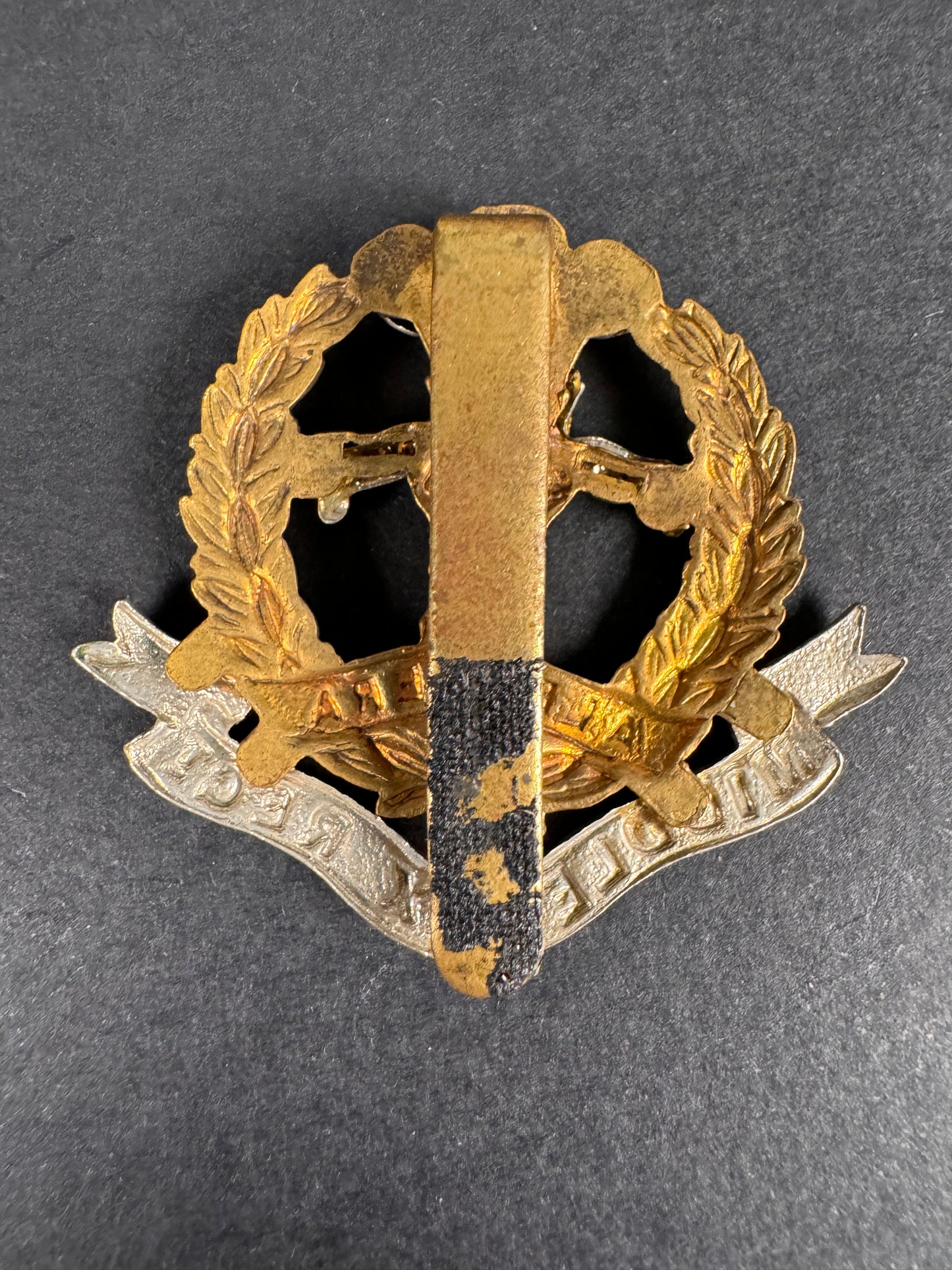 Photo 2 of WW1 British Army The Middlesex Infantry Regiment Cap Badge - collectible militaria item