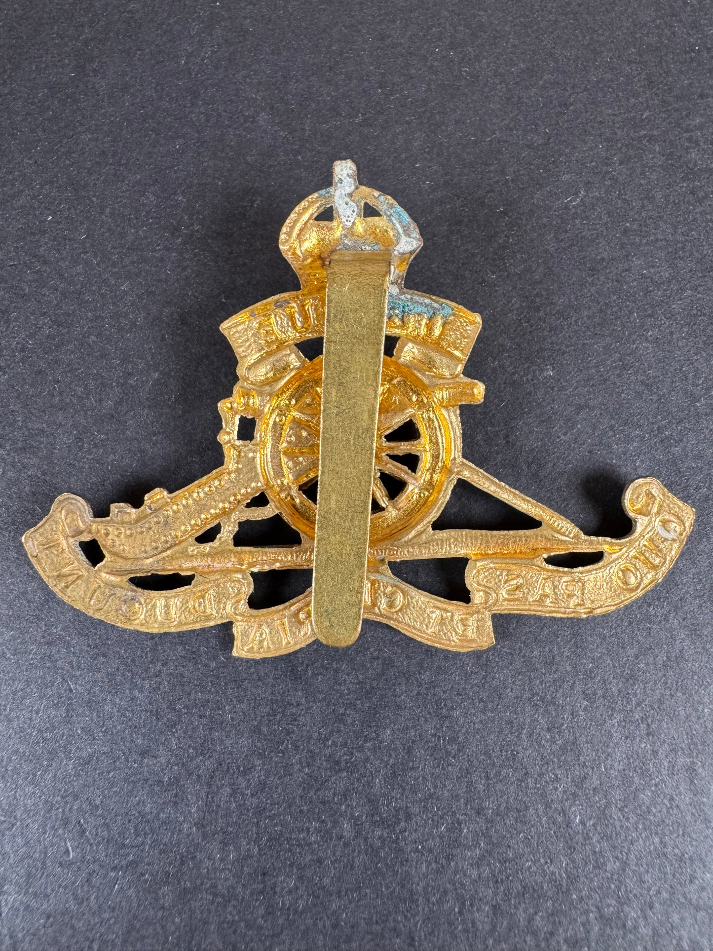 Photo 2 of WW1 British Army Royal Artillery Cap Badge - collectible militaria item