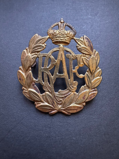 Photo 1 of WW2 Royal Canadian Air Force Cap Badge RCAF - collectible militaria item