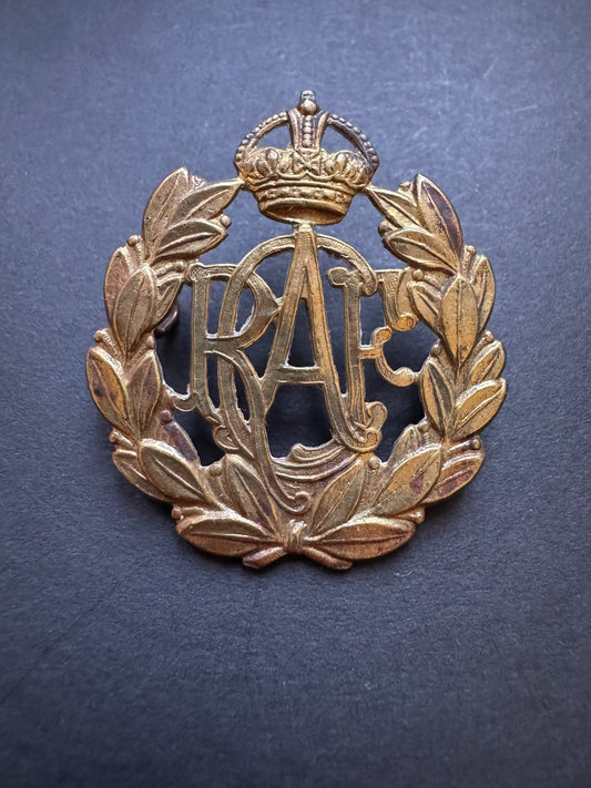 Photo 1 of WW2 Royal Canadian Air Force Cap Badge RCAF - collectible militaria item
