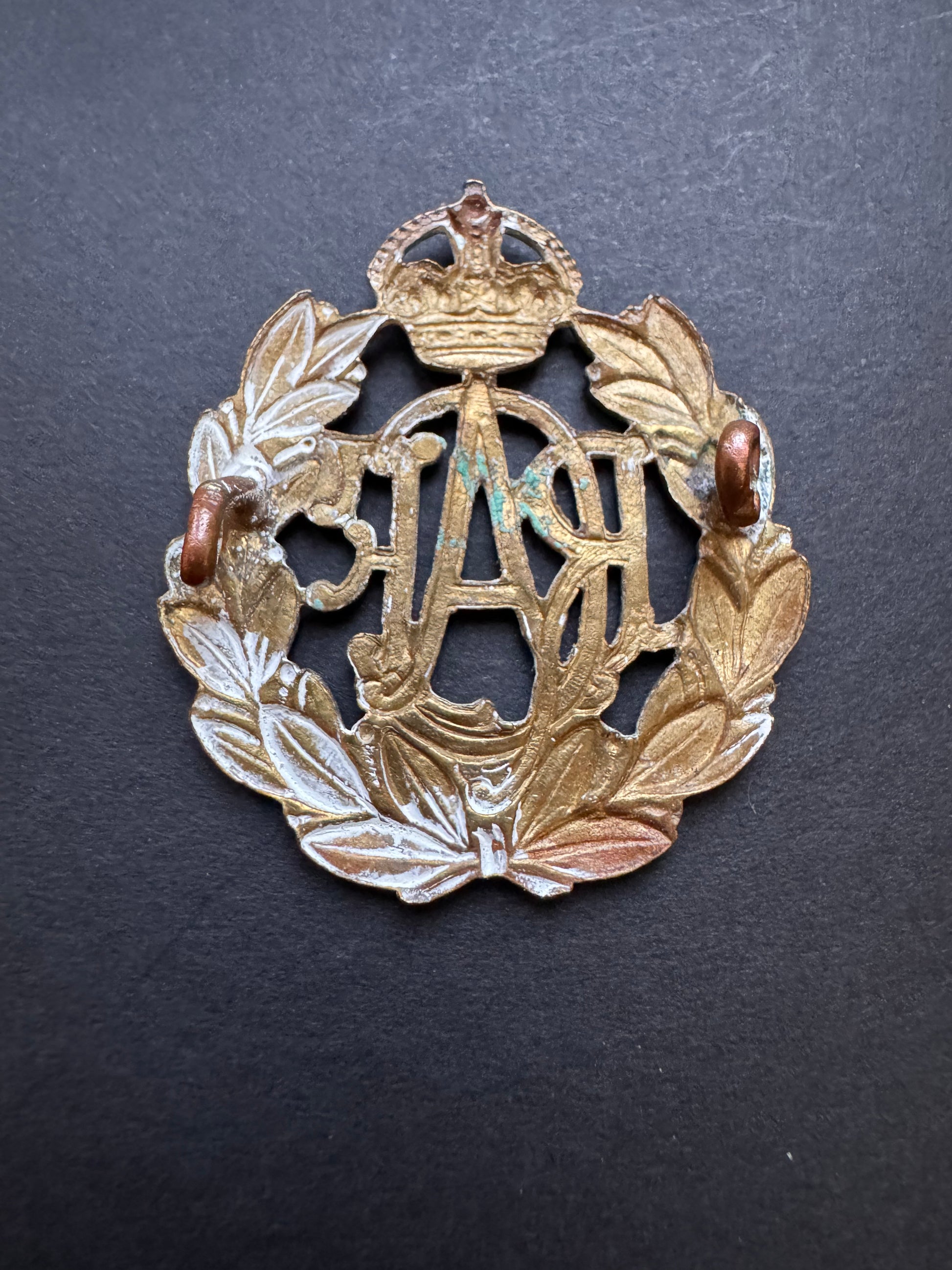 Photo 2 of WW2 Royal Canadian Air Force Cap Badge RCAF - collectible militaria item