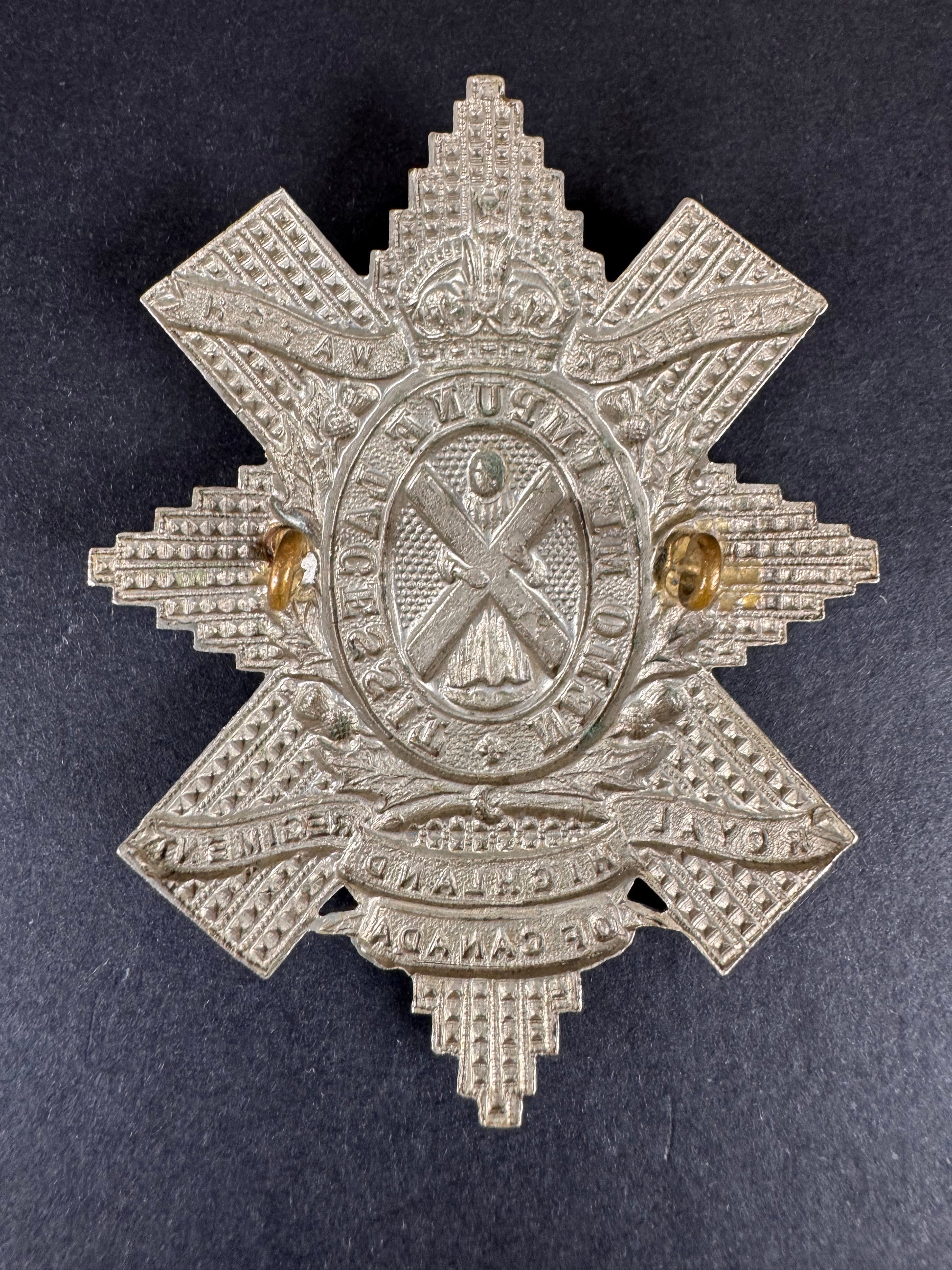 Photo 2 of WW2 Royal Highlanders Regiment of Canada Glengarry Cap Badge - collectible militaria item