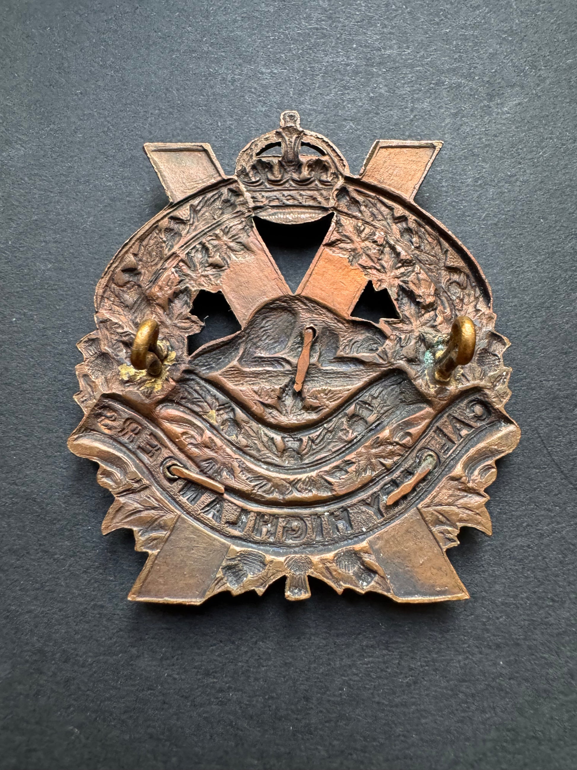 Photo 2 of WW2 Canadian Army Calgary Highlanders Cap Badge - collectible militaria item