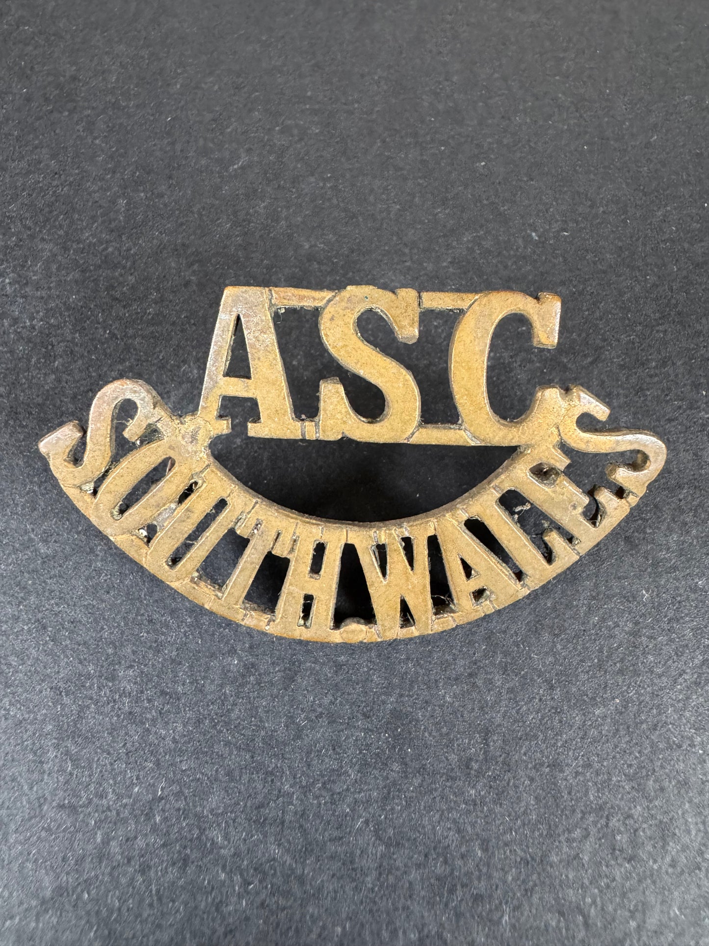 Photo 1 of WW1 British Army ASC SOUTH WALES Shoulder Title - collectible militaria item