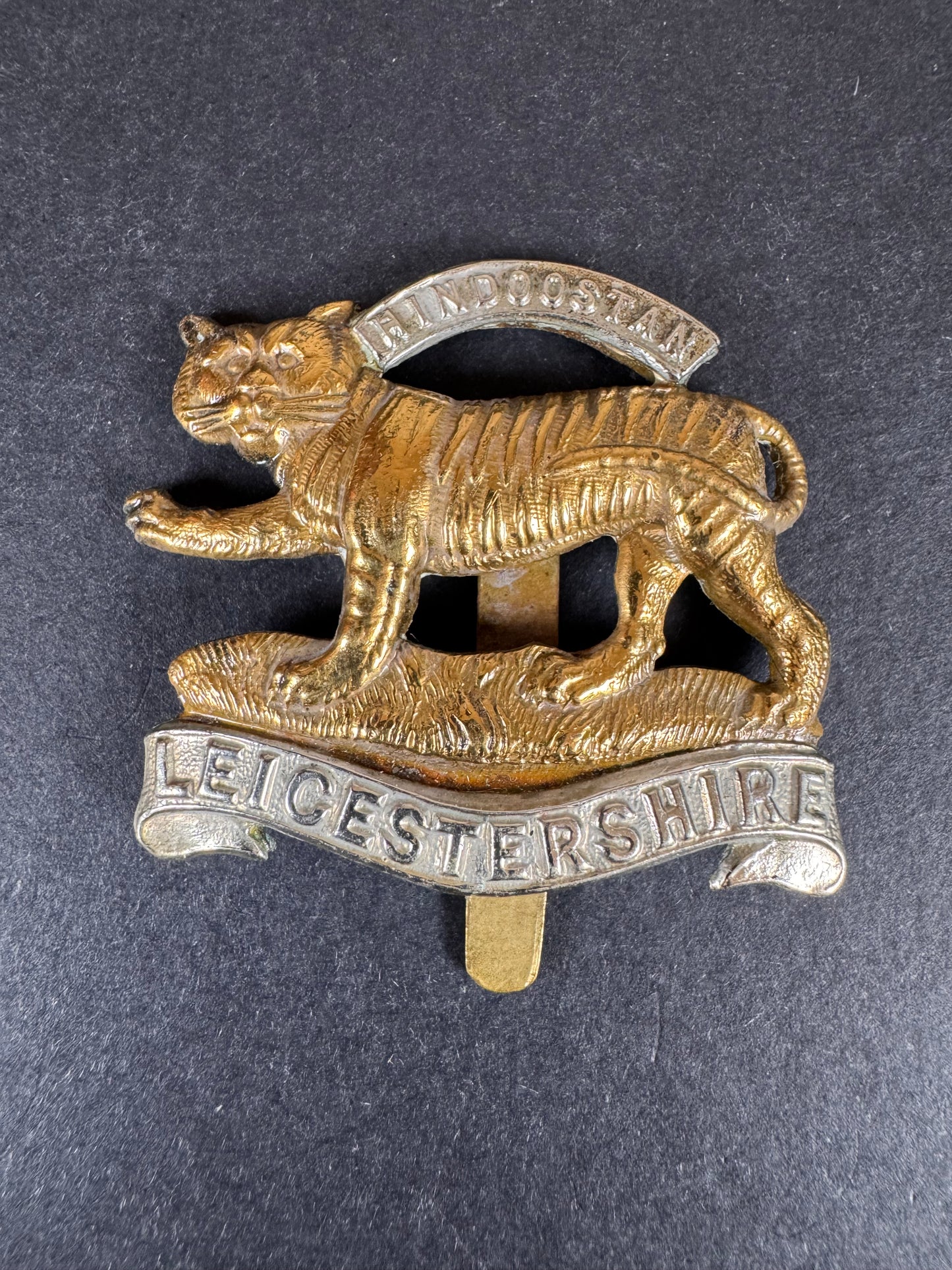 Photo 1 of WW1 British Army Leicestershire Regiment Cap Badge - collectible militaria item