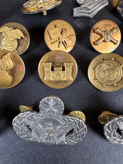 Photo 3 of WW2 Onwards Collection of United States Military Insignia - collectible militaria item