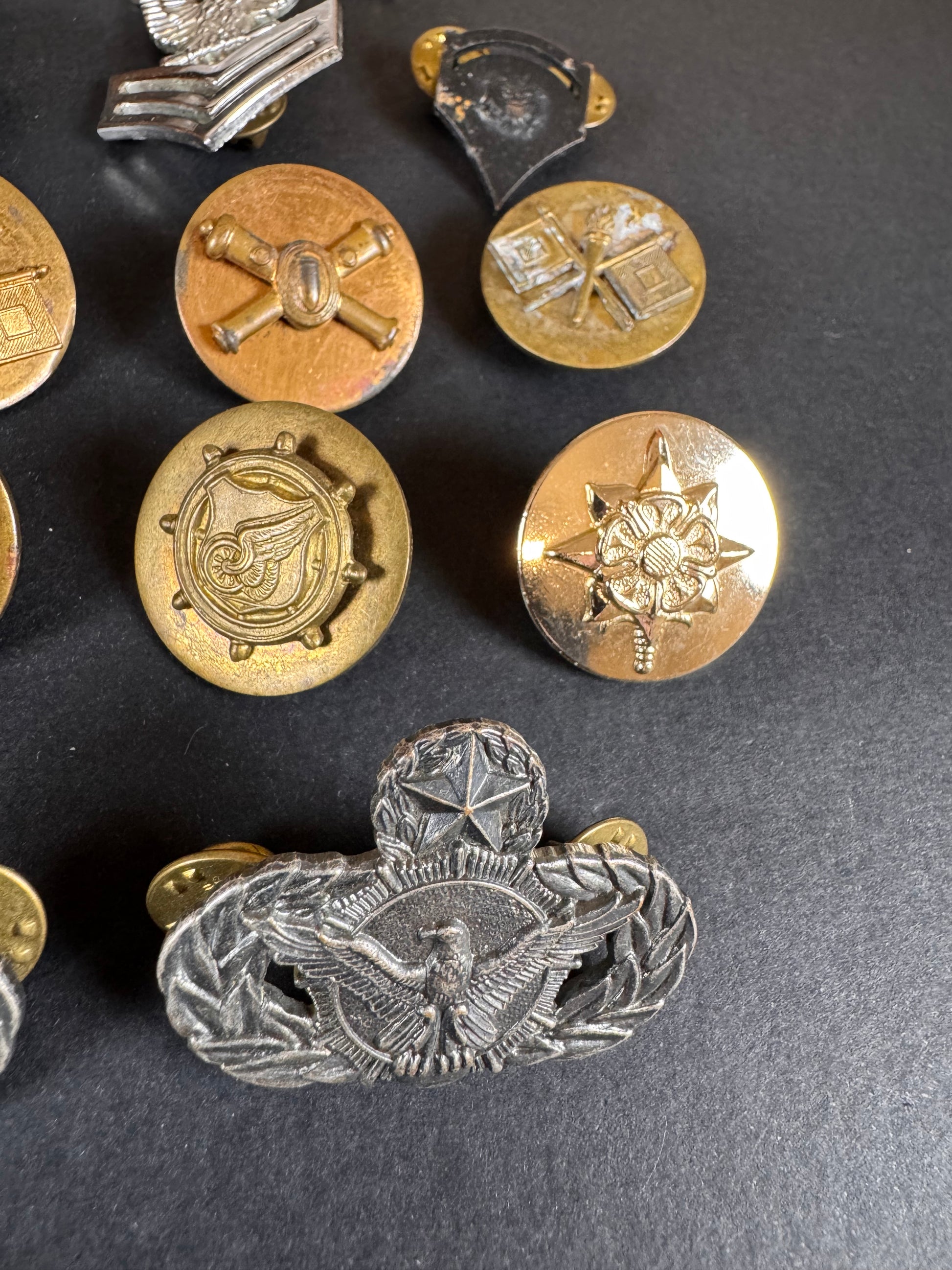 Photo 4 of WW2 Onwards Collection of United States Military Insignia - collectible militaria item
