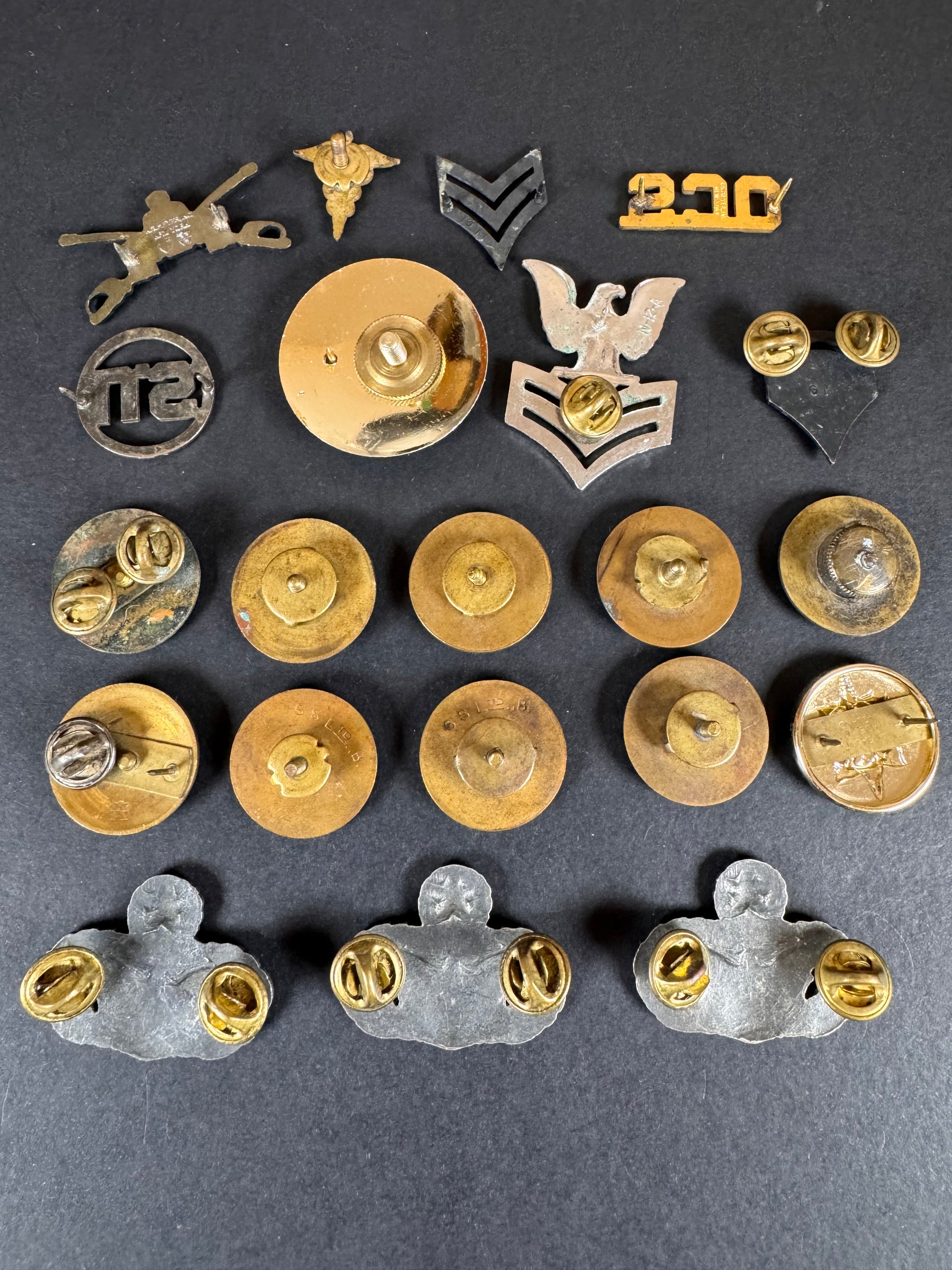 Photo 7 of WW2 Onwards Collection of United States Military Insignia - collectible militaria item